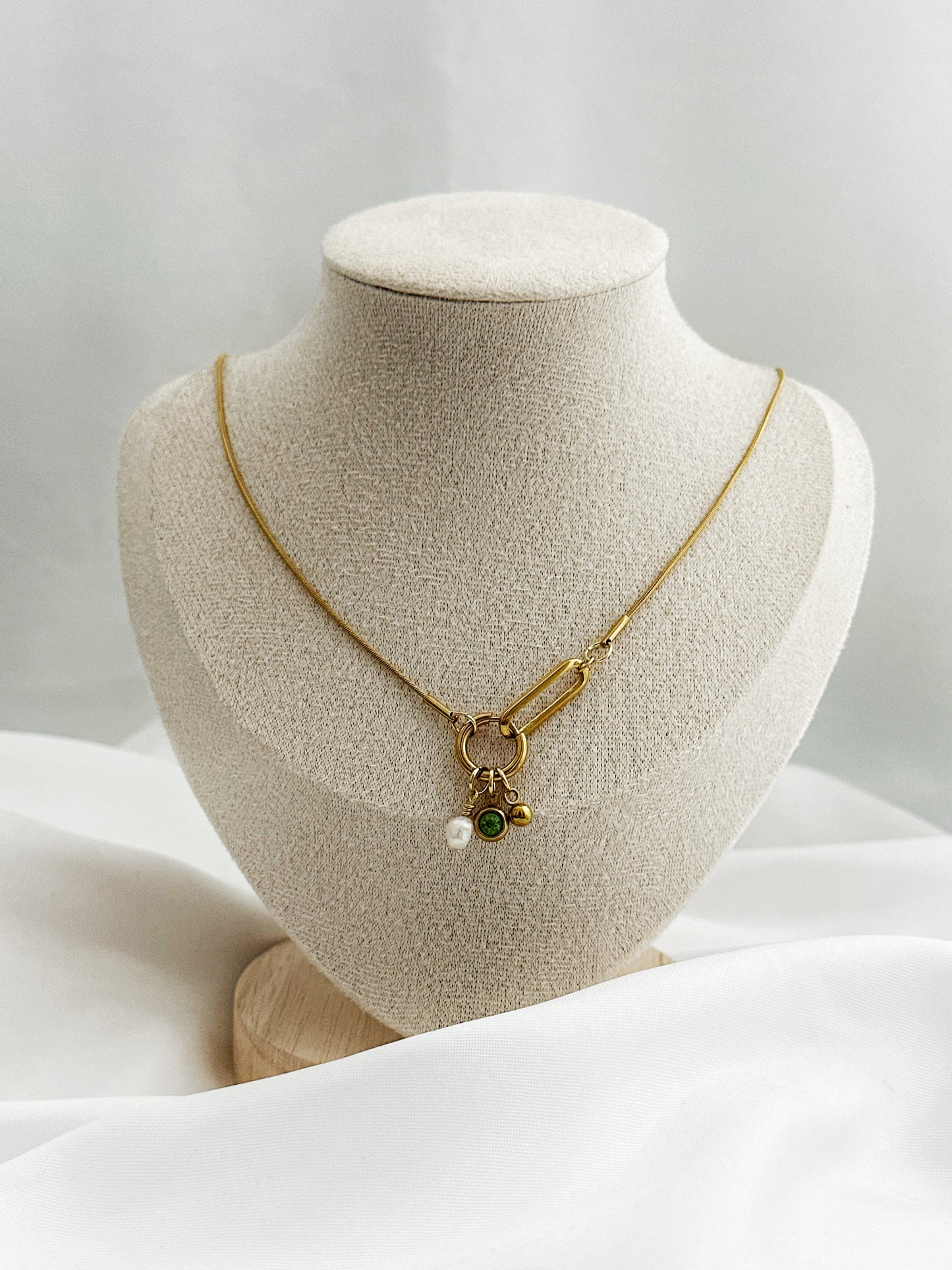 Goldene Edelstahlkette mit Charm-Anhängern – Perle, grüner Zirkonia & Kugel, 50 cm lang