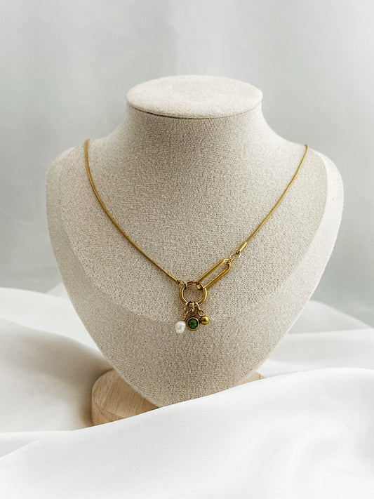 Goldene Edelstahlkette mit Charm-Anhängern – Perle, grüner Zirkonia & Kugel, 50 cm lang