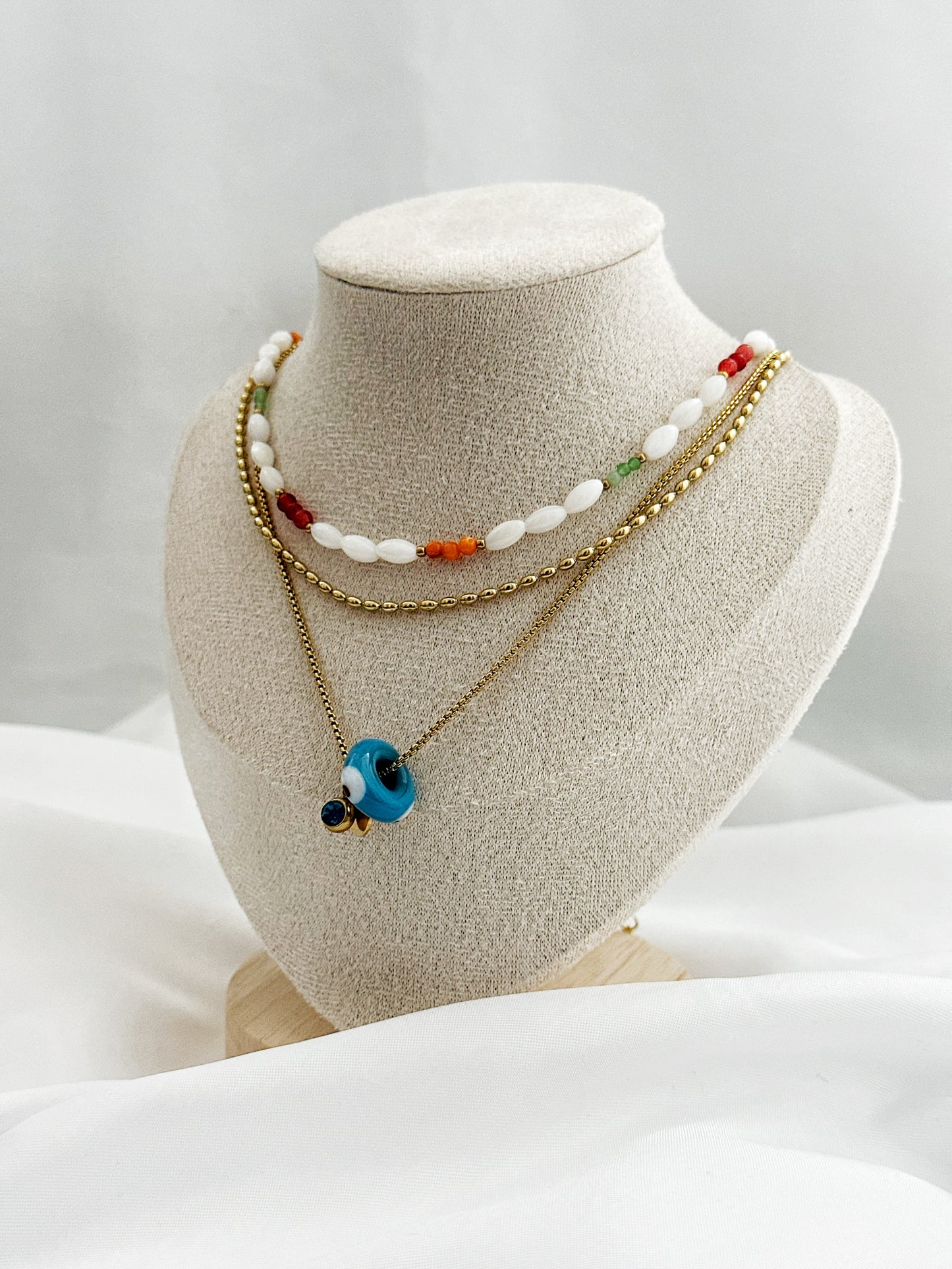 3-teiliges Schmuckset mit goldener Kette, Nazar-Auge-Anhänger und Perlenkette – wählbar mit Süßwasserperlen oder Aventurin-Korallen-Mix.