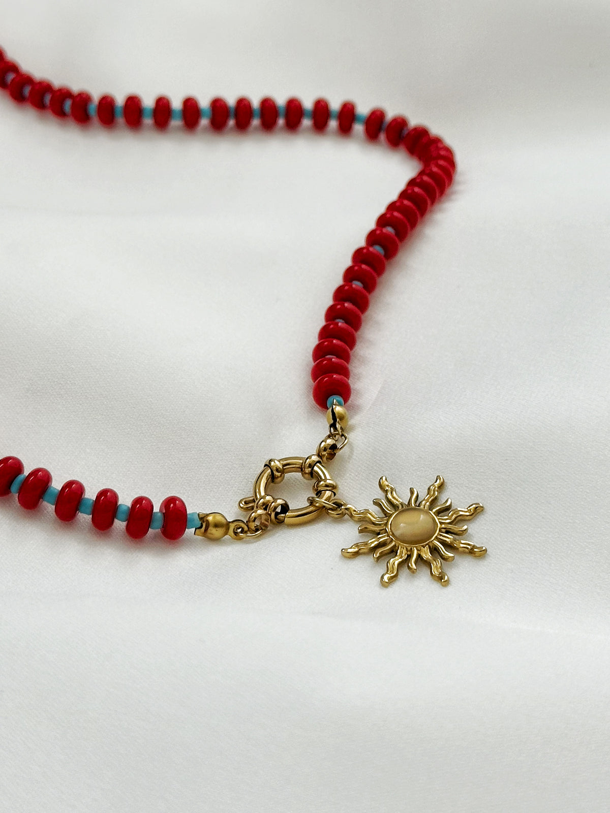 Rote und türkise Perlenkette mit Sonnenanhänger – Statement Kette