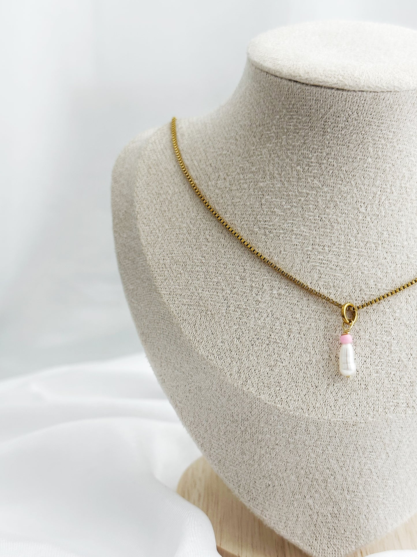 Goldene Edelstahlkette mit Süßwasserperle und bunter Glasperle (Farbauswahl) – 40 + 5 cm lang, zart und individuell kombinierbar