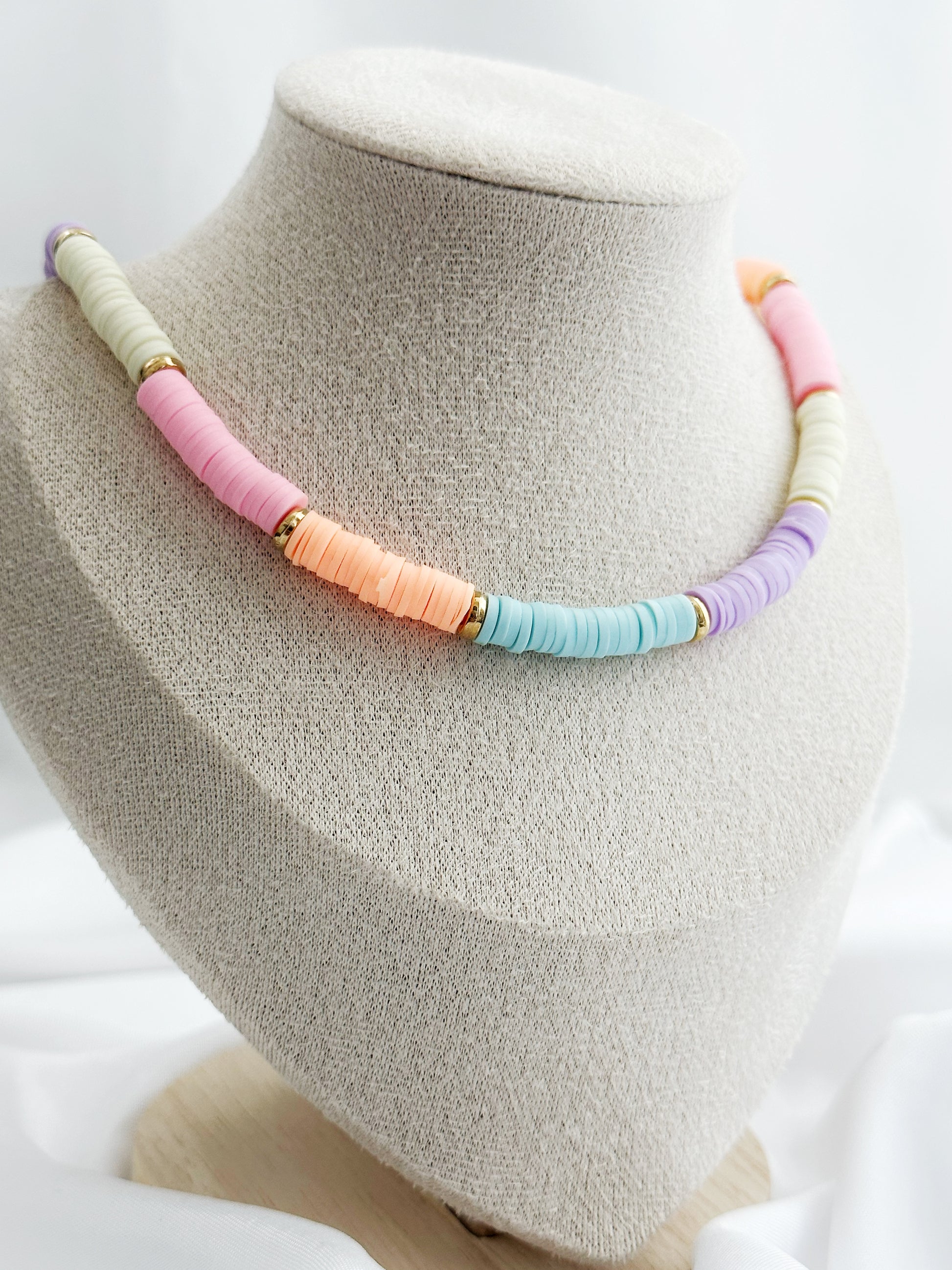 Perlenkette aus Fimo in zarten Pastellfarben mit goldfarbenen Scheibenperlen – 38 + 5 cm, sommerlich und verspielt