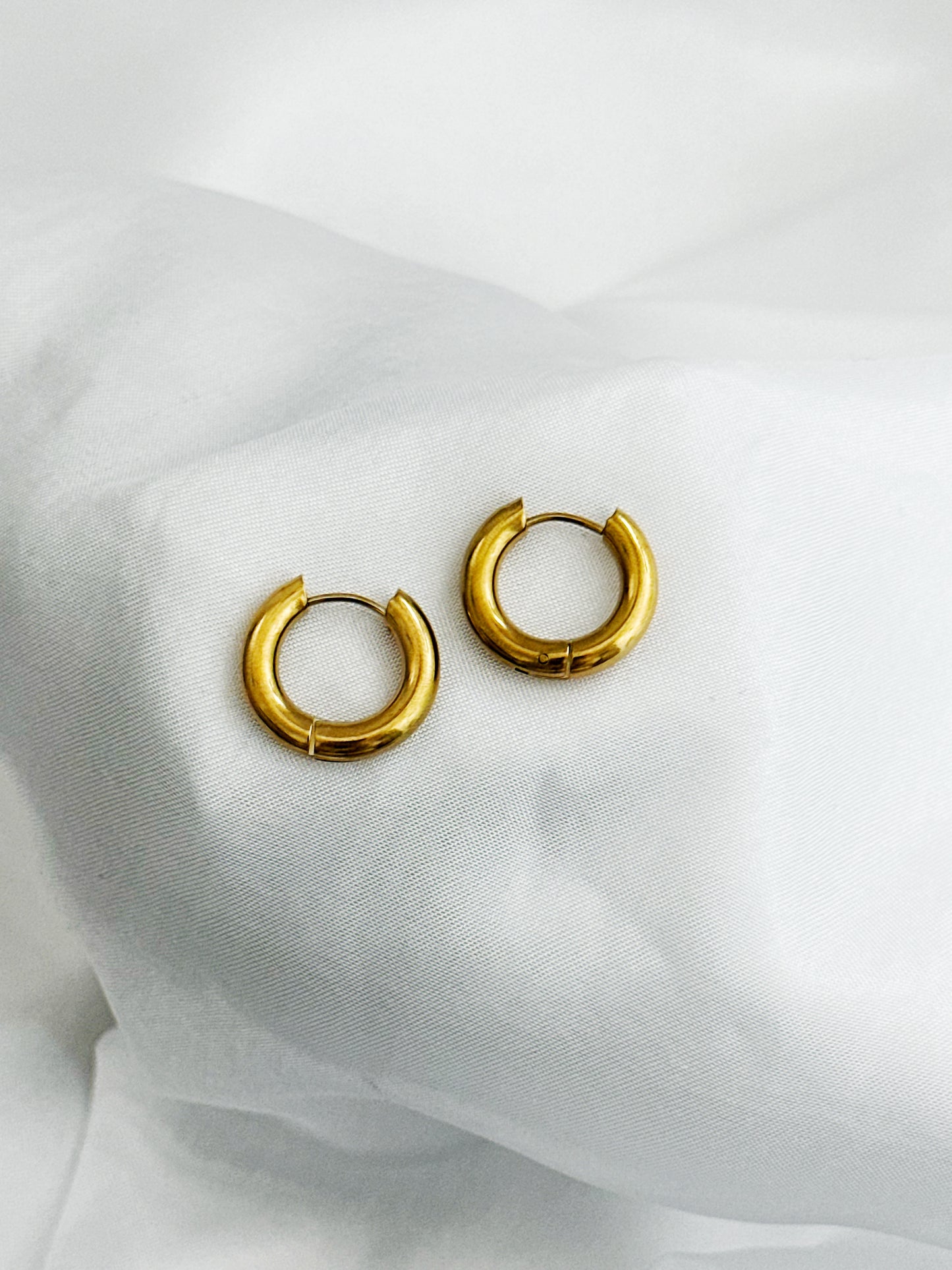 Pure Hoop – Minimalistische Creolen Ohrringe – Goldene Chunky Creolen Edelstahl – Mini Hoop Earrings Gold – Vergoldete Ohrringe Damen – Kleine Creolen Alltag Geschenk