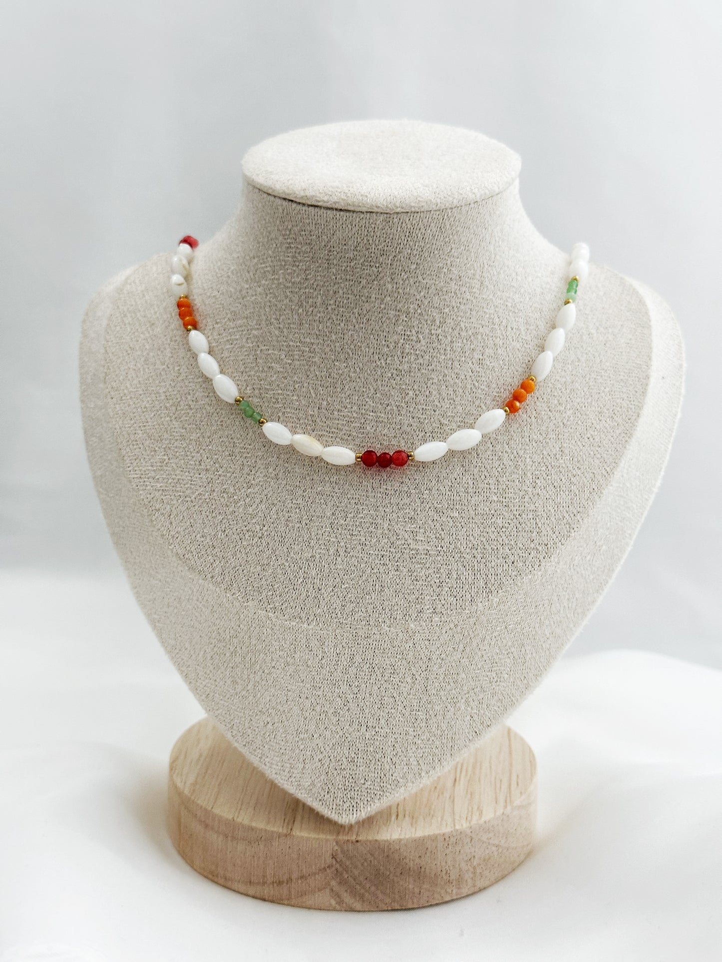 Edelsteinkette aus ovalem Perlmutt mit runden Aventurin- und Korallensteinen, goldene Akzente – 40 + 5 cm, natürlicher Boho-Stil