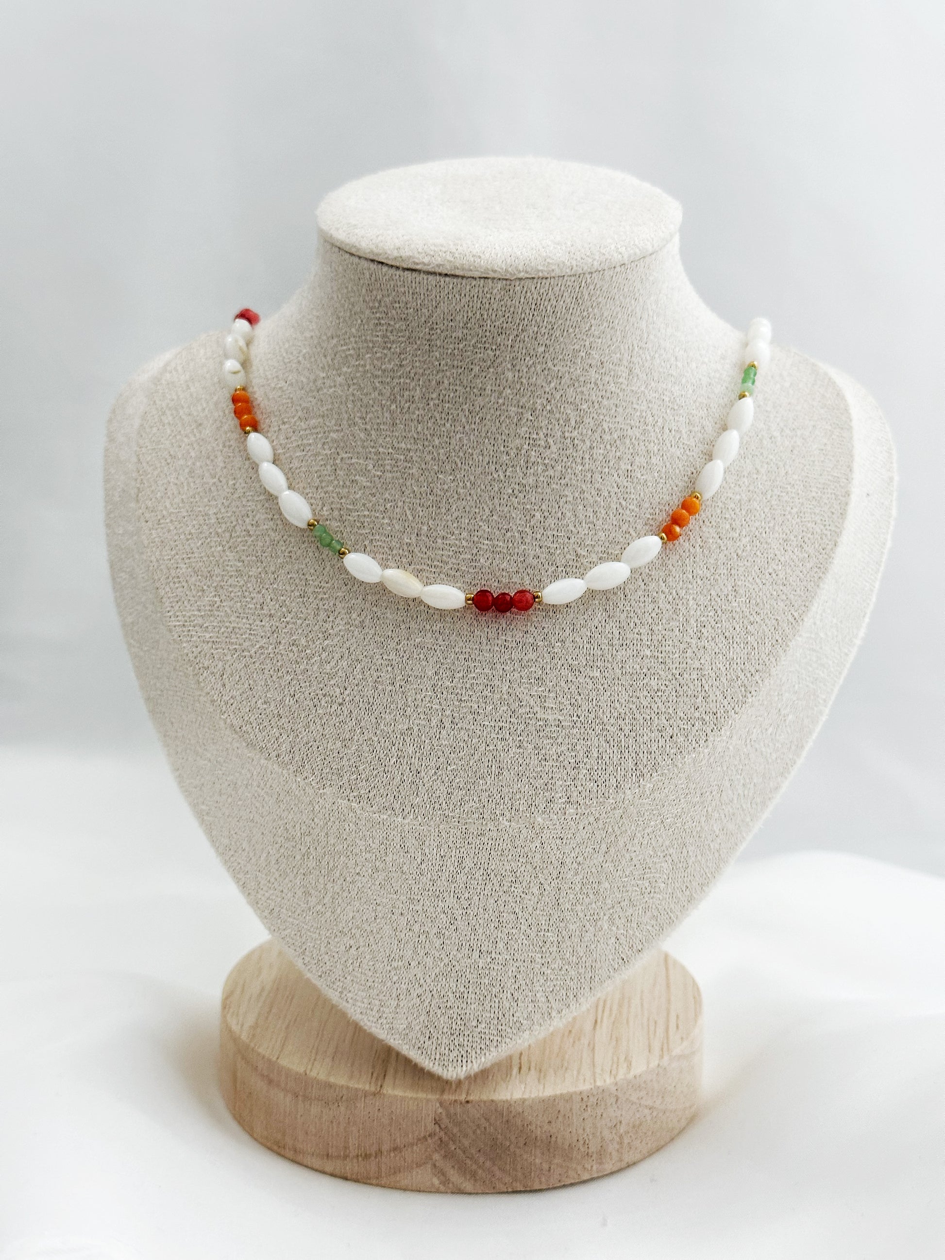 Edelsteinkette aus ovalem Perlmutt mit runden Aventurin- und Korallensteinen, goldene Akzente – 40 + 5 cm, natürlicher Boho-Stil