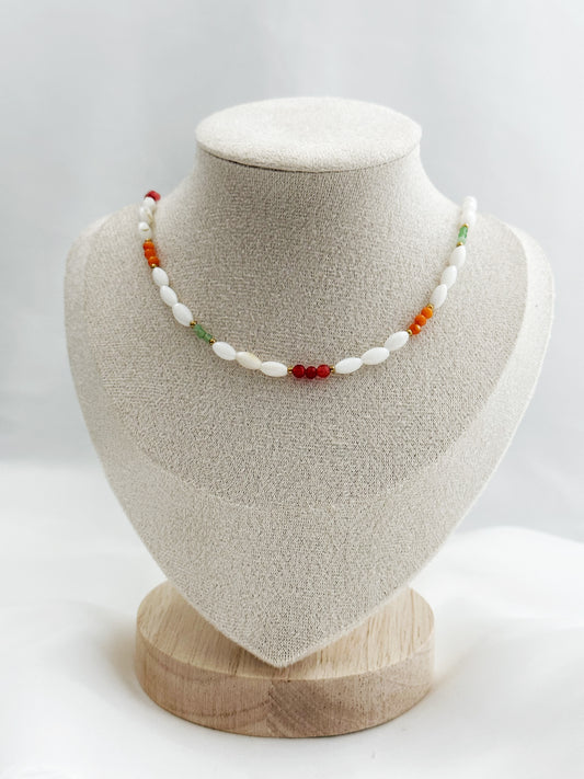 Edelsteinkette aus ovalem Perlmutt mit runden Aventurin- und Korallensteinen, goldene Akzente – 40 + 5 cm, natürlicher Boho-Stil