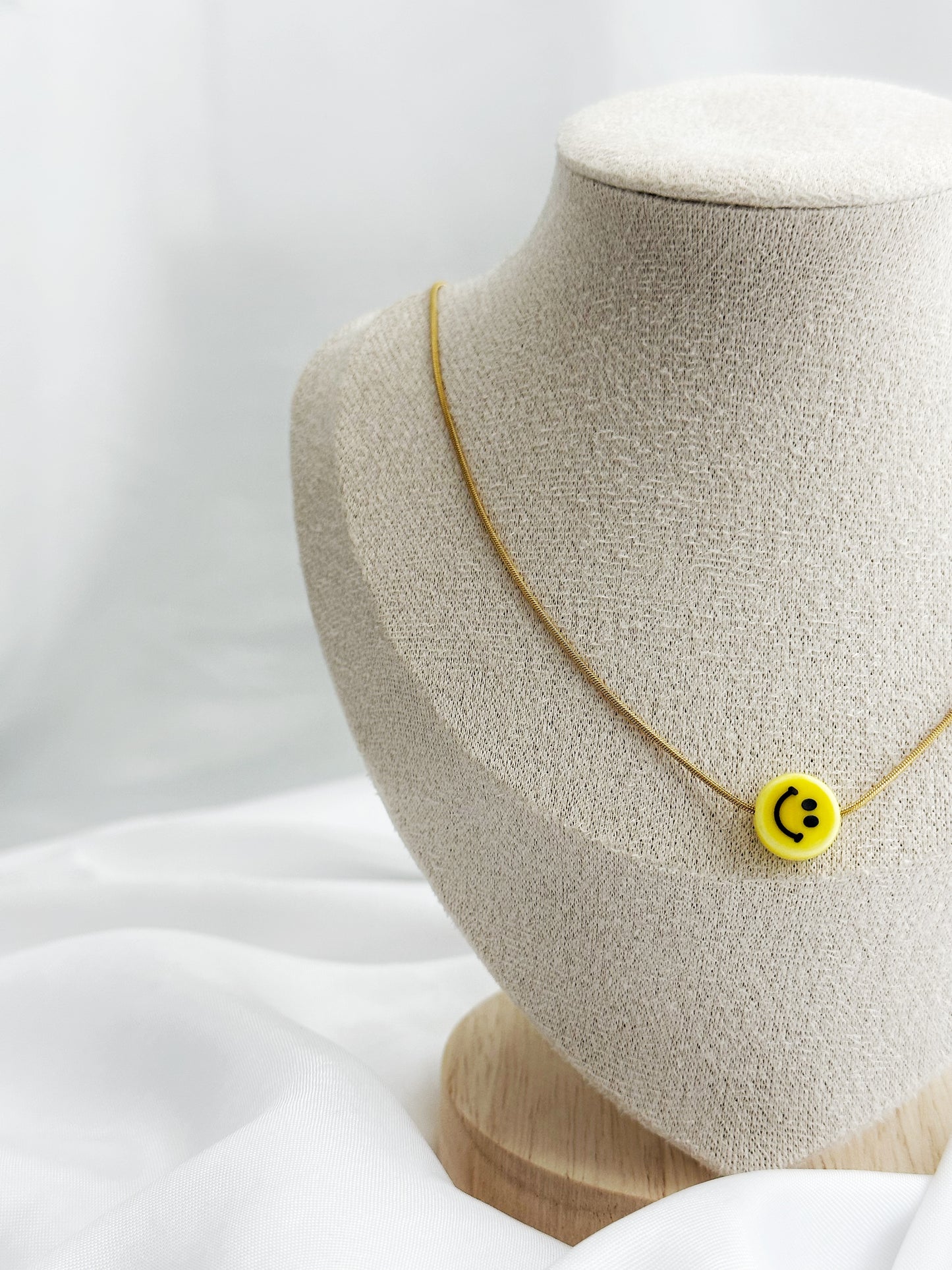 Goldene Edelstahlkette mit rundem, gelbem Smiley-Anhänger – 50 cm lang, sommerlich und verspielt