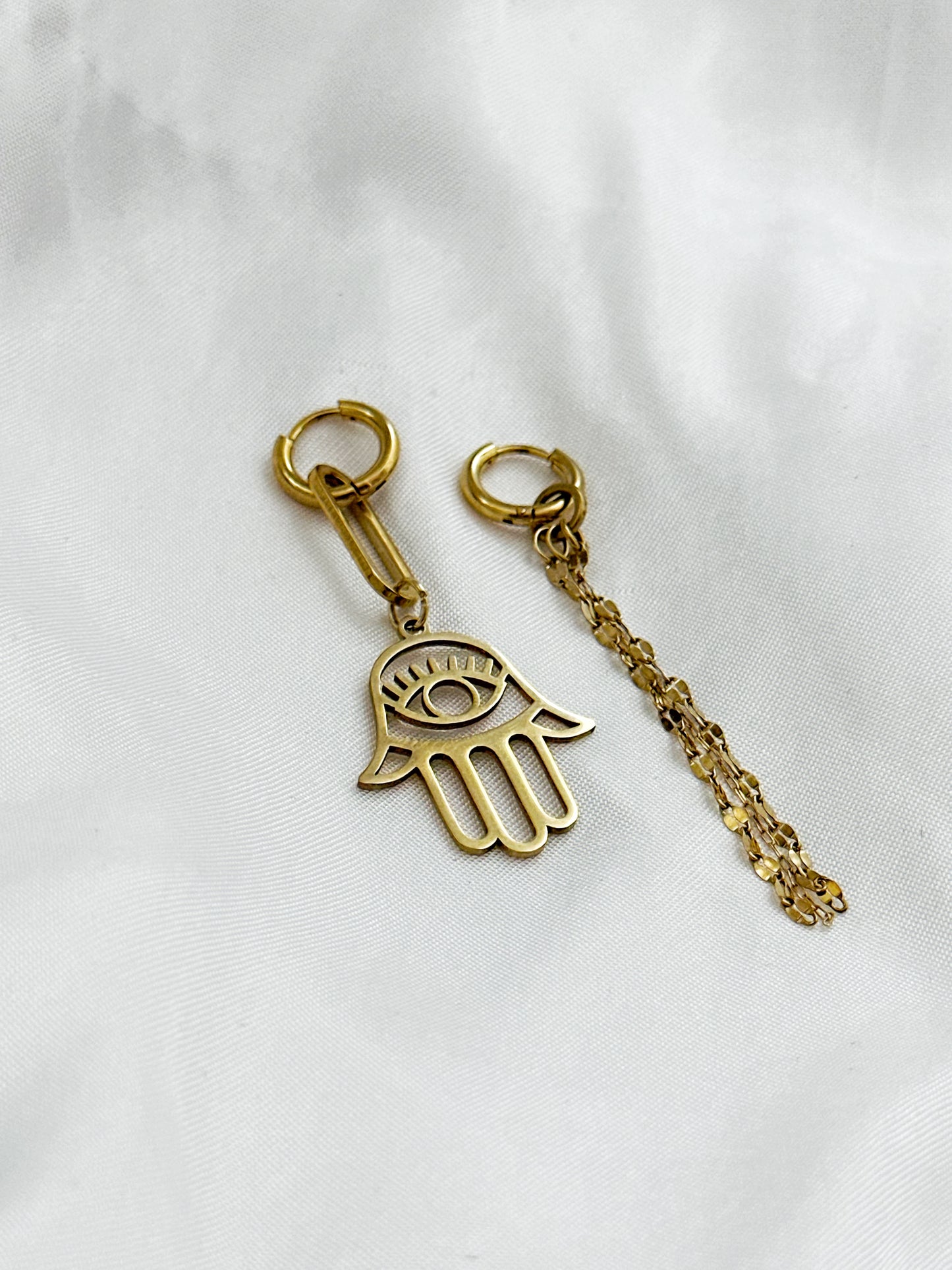 Hamsa Ohrringe Gold Asymmetrisch – Edelstahl Schutzohrringe Damen