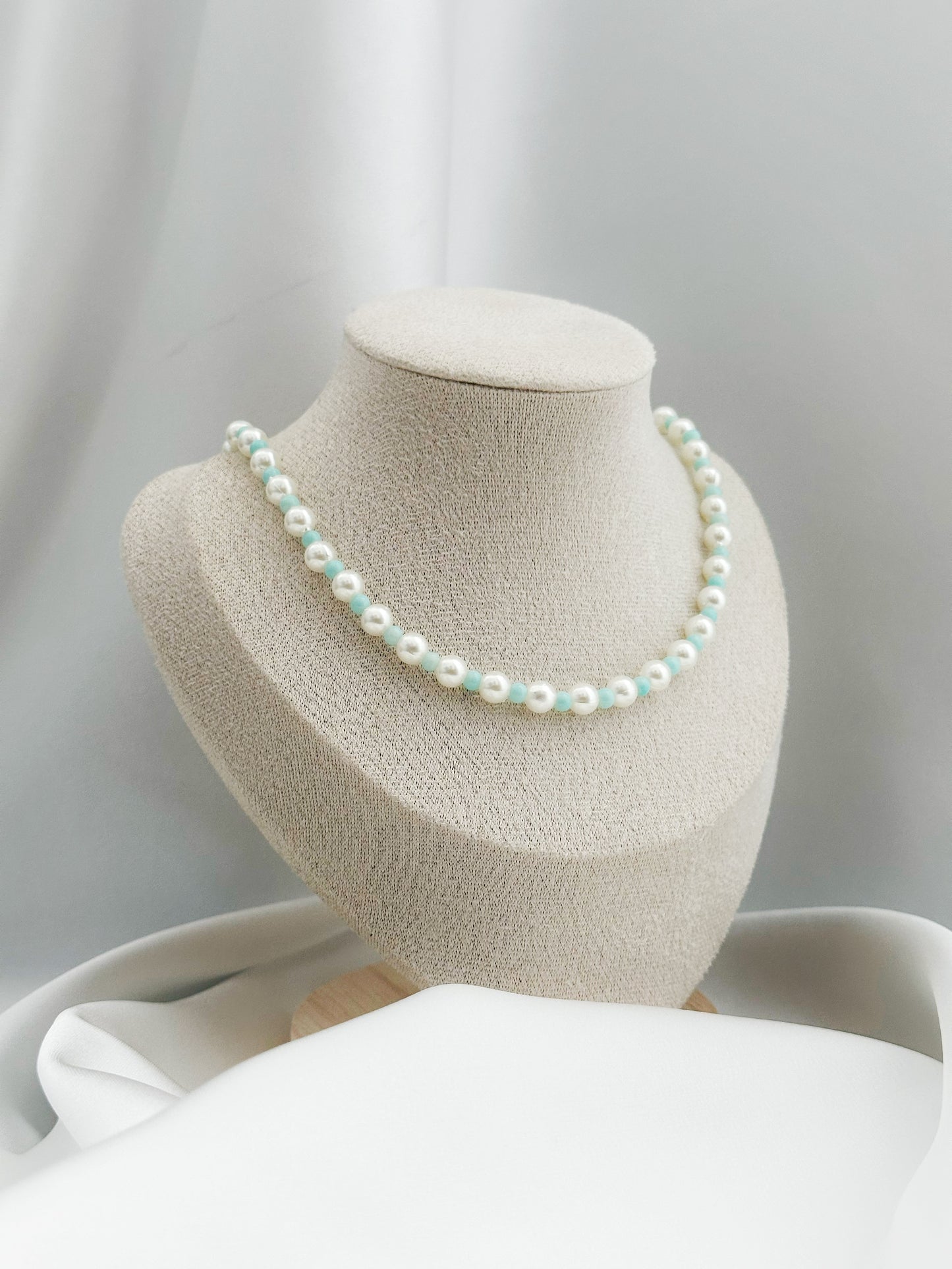 Ocean Pearl Kette – Weiße Perlenkette mit hellblauen Glasperlen | Elegante Halskette Damen