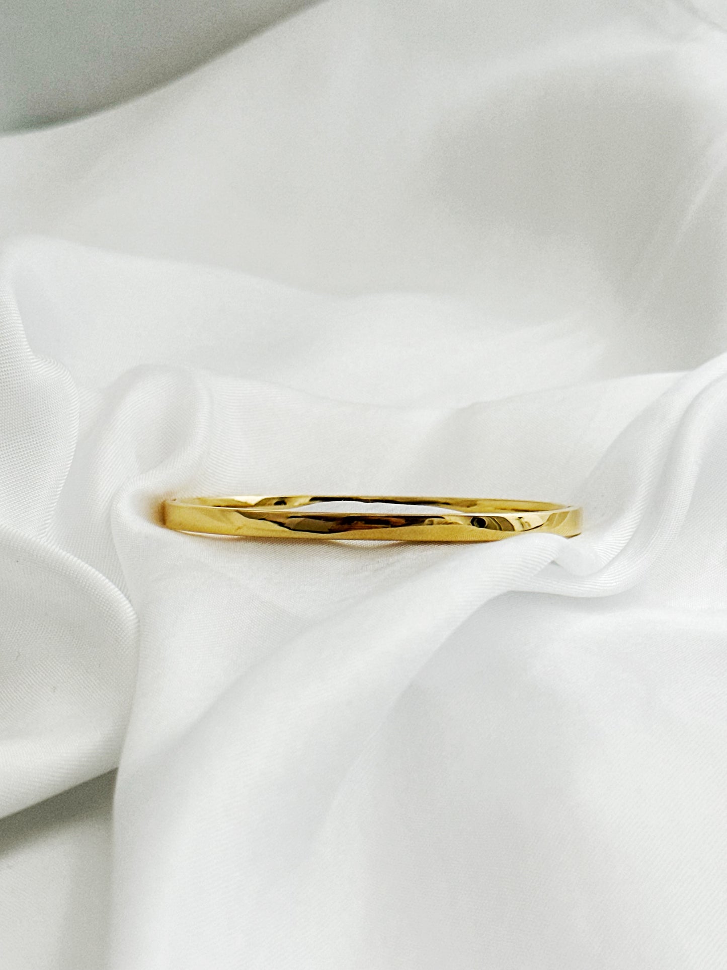 Êclat – Edelstahl Armreif Gold Schlicht – Bangle Armband Wasserfest Damen