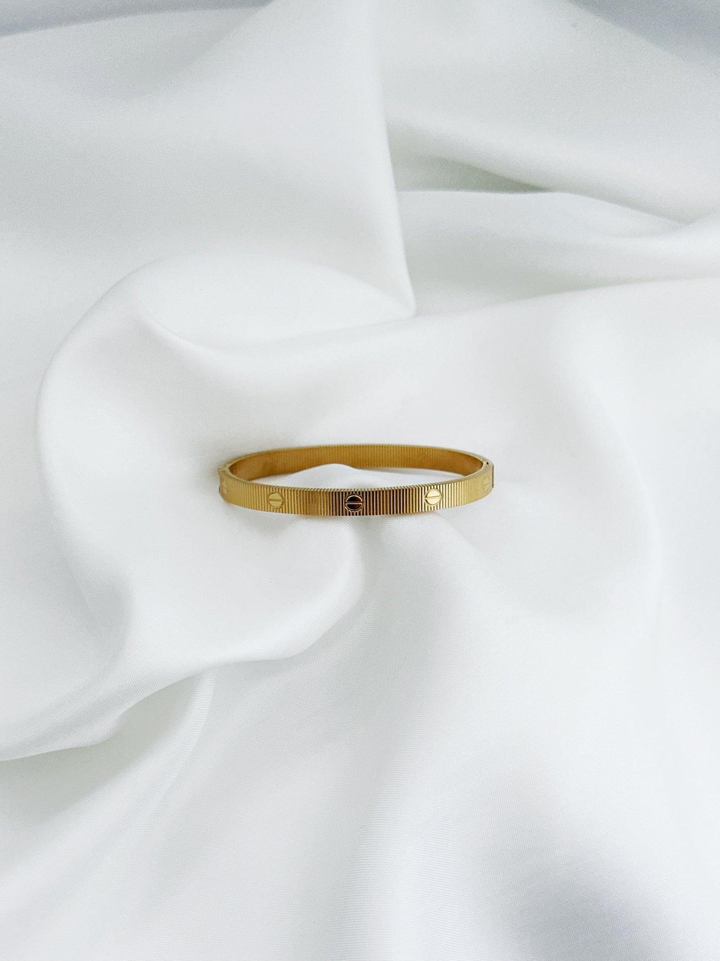 Cleo Bangle – Edelstahl Armreifen Mit Gravur – Handmade Jewelleery