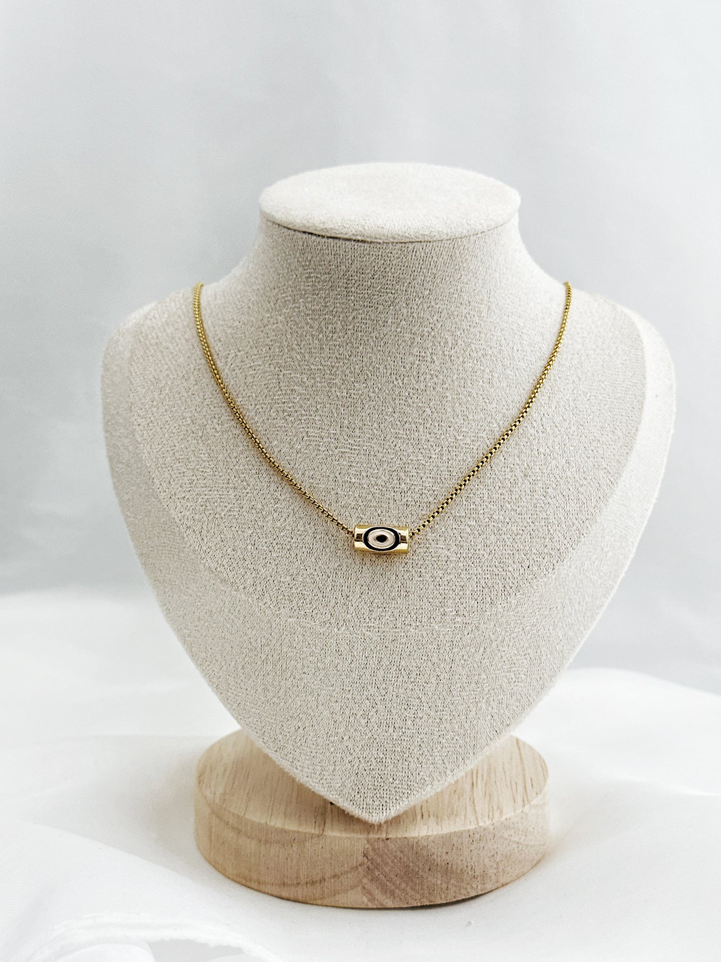 Goldene Edelstahlkette mit waagerechtem Zylinderanhänger und Nazar Auge – 45 cm, modern und symbolisch