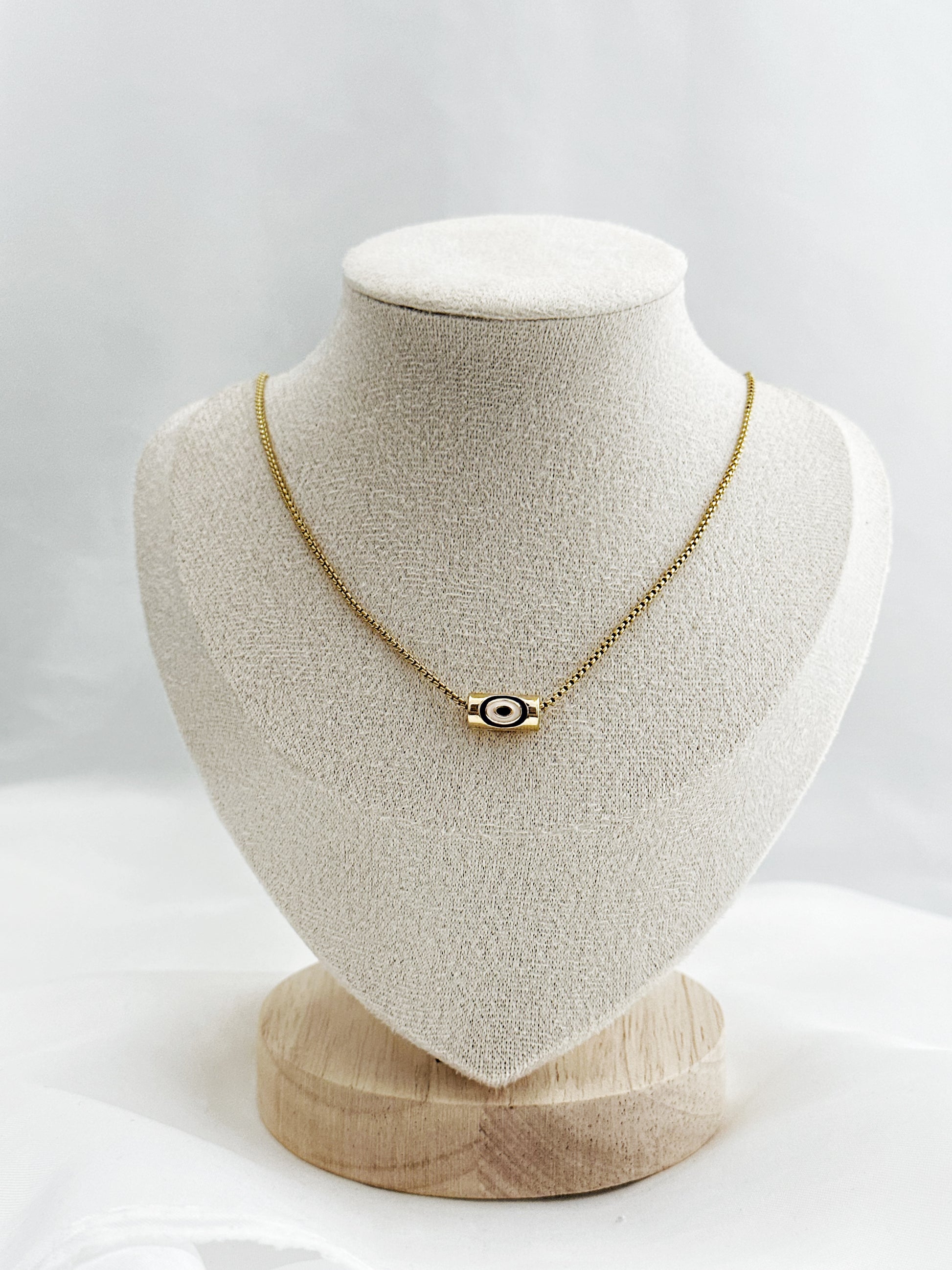 Goldene Edelstahlkette mit waagerechtem Zylinderanhänger und Nazar Auge – 45 cm, modern und symbolisch