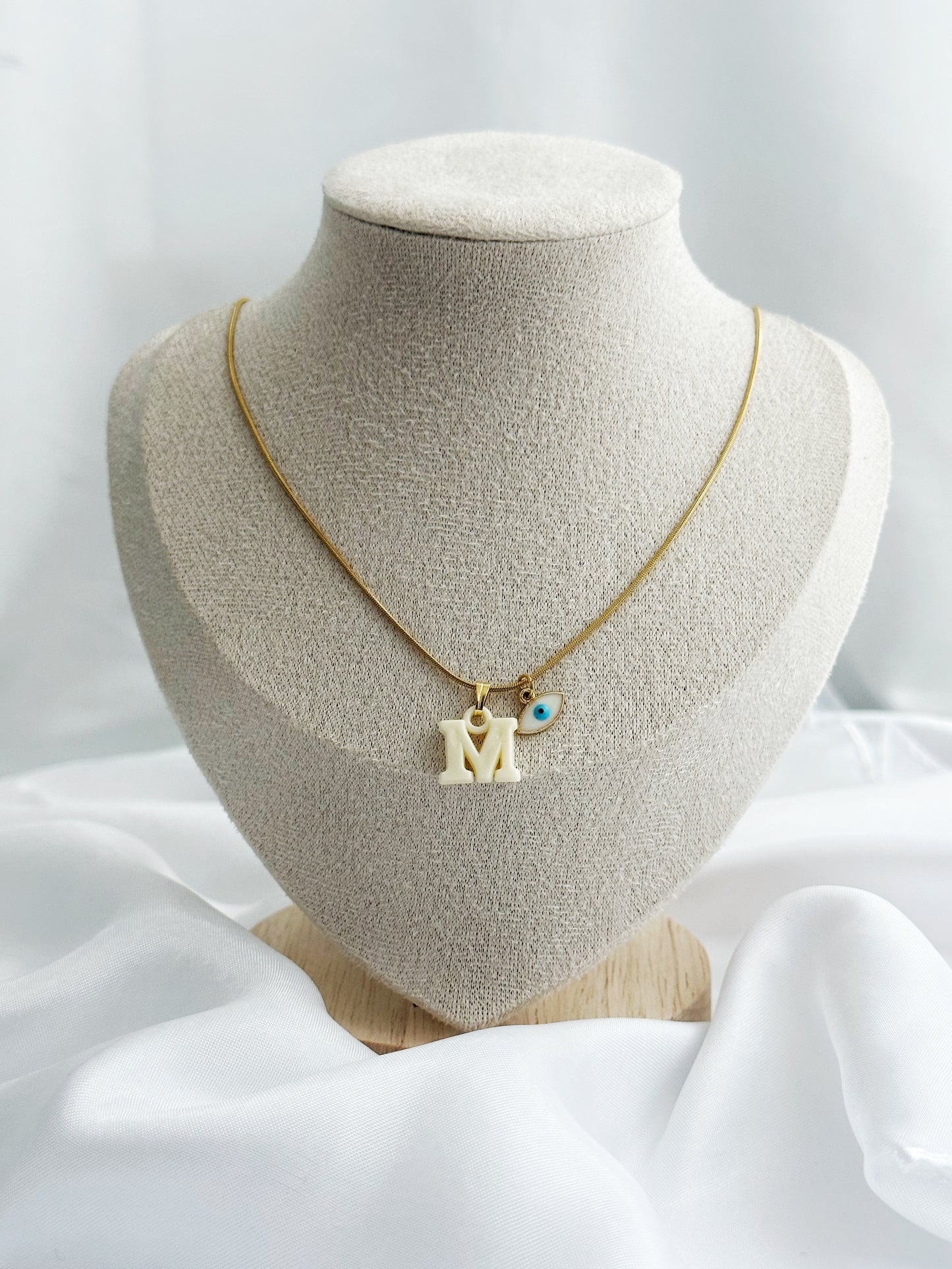 Goldene Edelstahlkette mit personalisiertem Buchstaben in Pastellfarben und optionalem Anhänger: Evil Eye oder Elefant – 50 cm lang