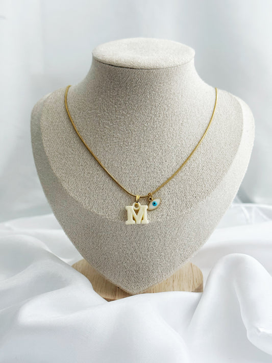 Goldene Edelstahlkette mit personalisiertem Buchstaben in Pastellfarben und optionalem Anhänger: Evil Eye oder Elefant – 50 cm lang