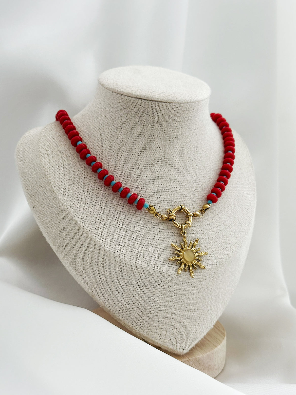 Rote und türkise Perlenkette mit Sonnenanhänger – Statement Kette