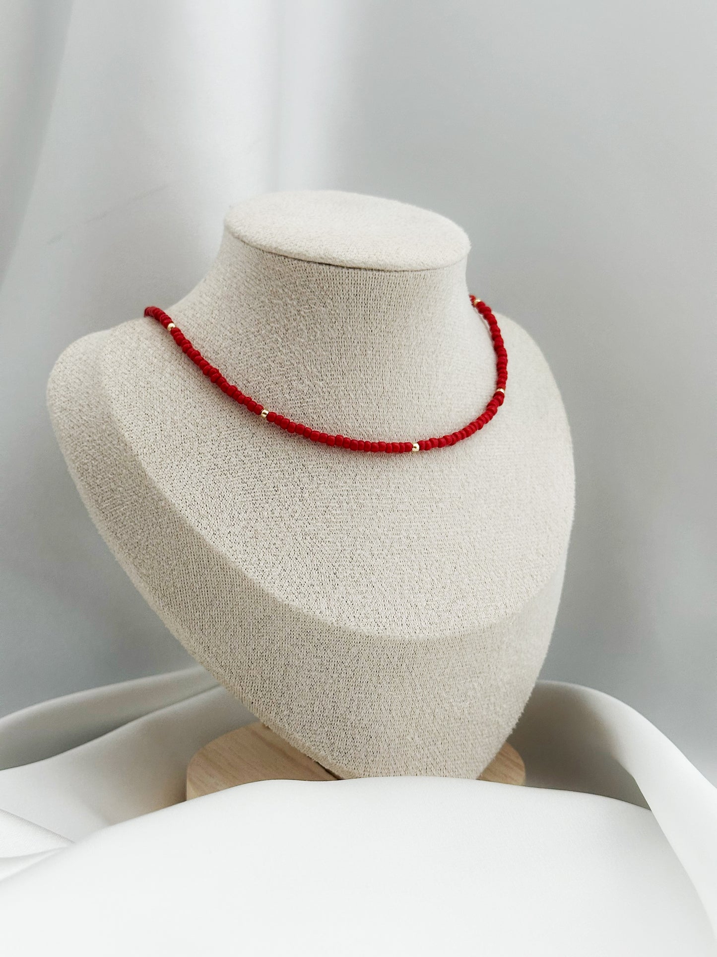 Ruby Gold Pearl Kette – Rote Perlenkette mit goldenen Akzenten | Elegante Halskette Damen