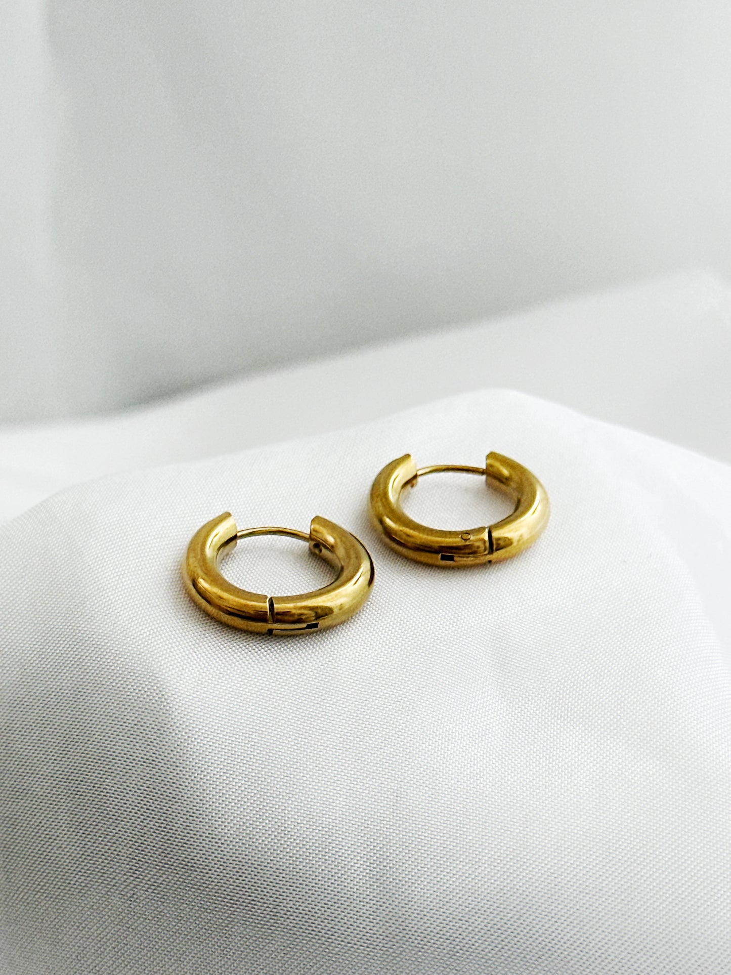 Pure Hoop – Minimalistische Creolen Ohrringe – Goldene Chunky Creolen Edelstahl – Mini Hoop Earrings Gold – Vergoldete Ohrringe Damen – Kleine Creolen Alltag Geschenk
