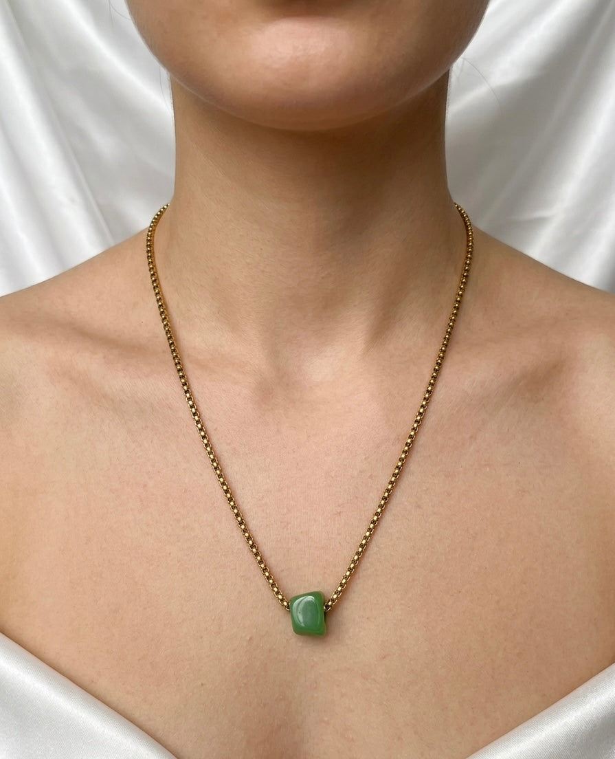 Emera – Minimalistische Kette mit grünem Glaswürfel