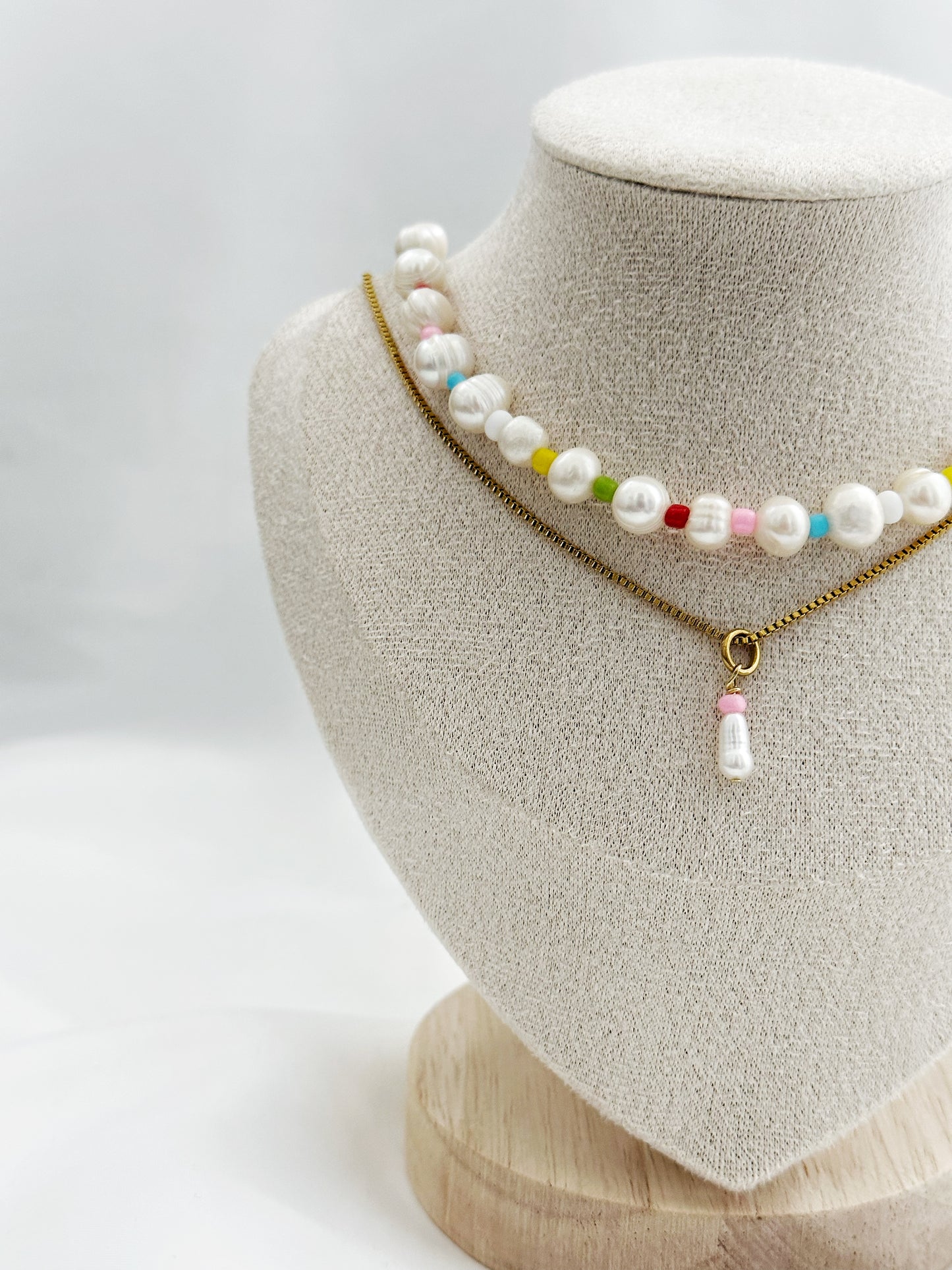 Pearl Pop – 2er-Kettenset aus Edelstahl & Süßwasserperlen mit bunten Details