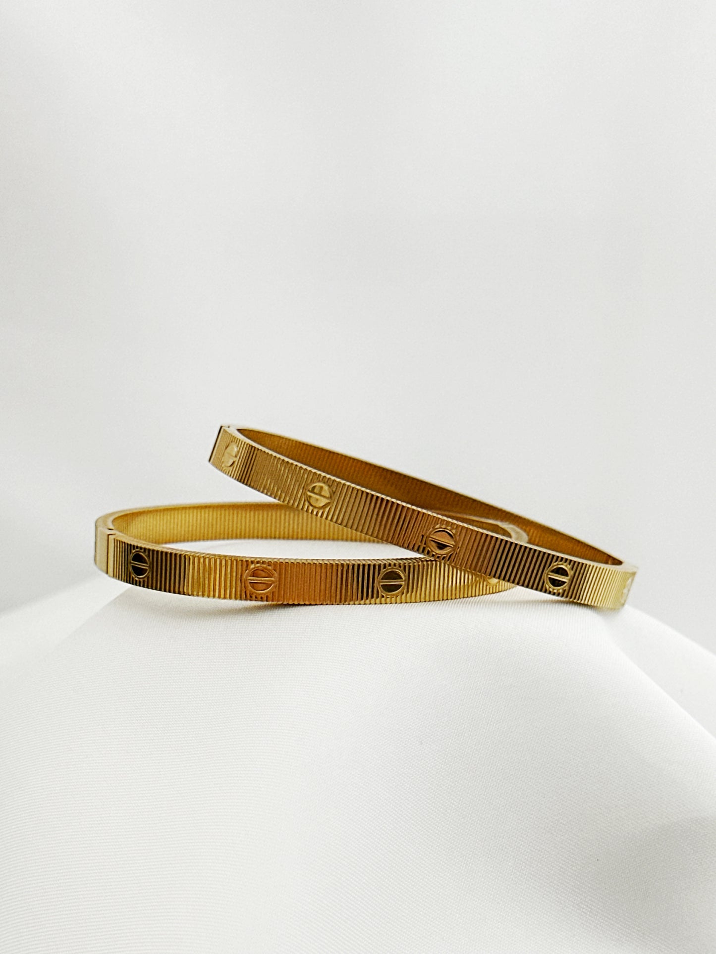Cleo Bangle – Edelstahl Armreifen Mit Gravur – Handmade Jewelleery