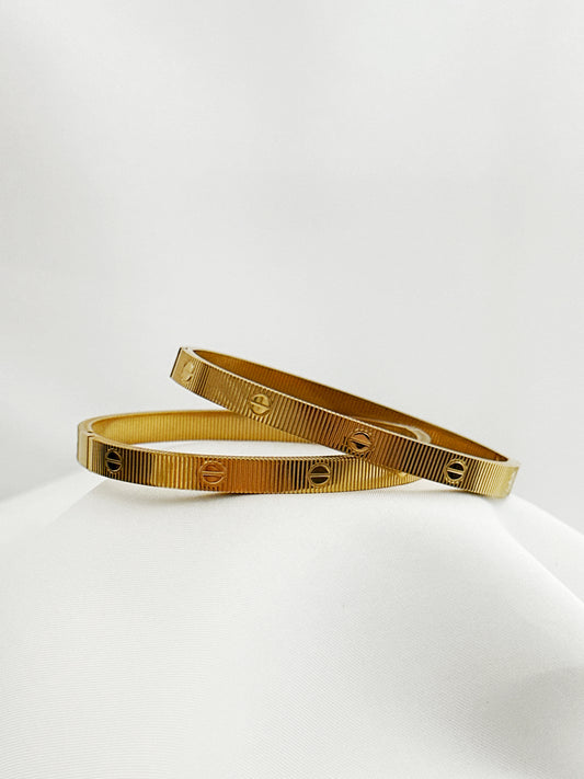 Cleo Bangle – Edelstahl Armreifen Mit Gravur – Handmade Jewelleery