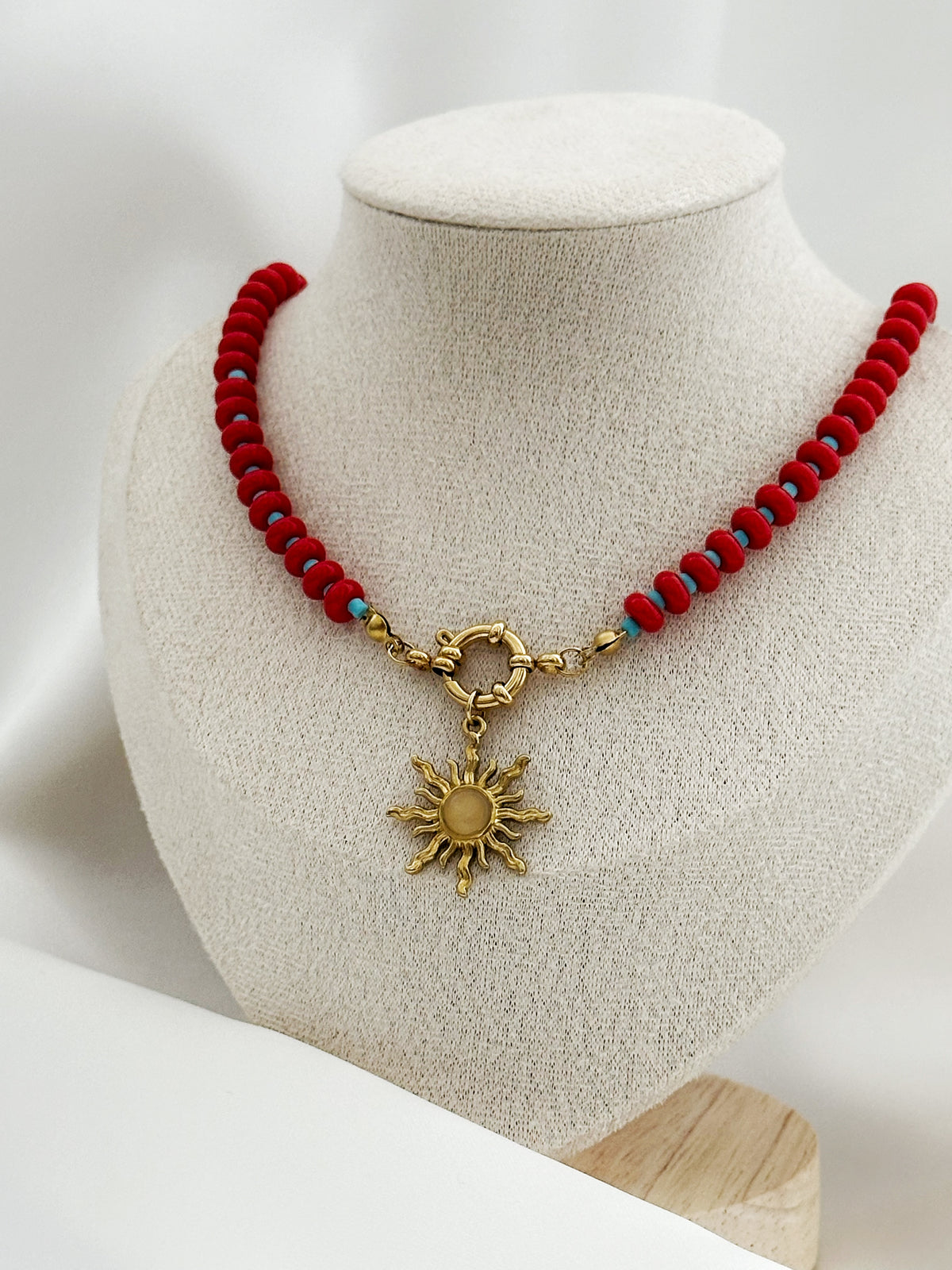Rote und türkise Perlenkette mit Sonnenanhänger – Statement Kette