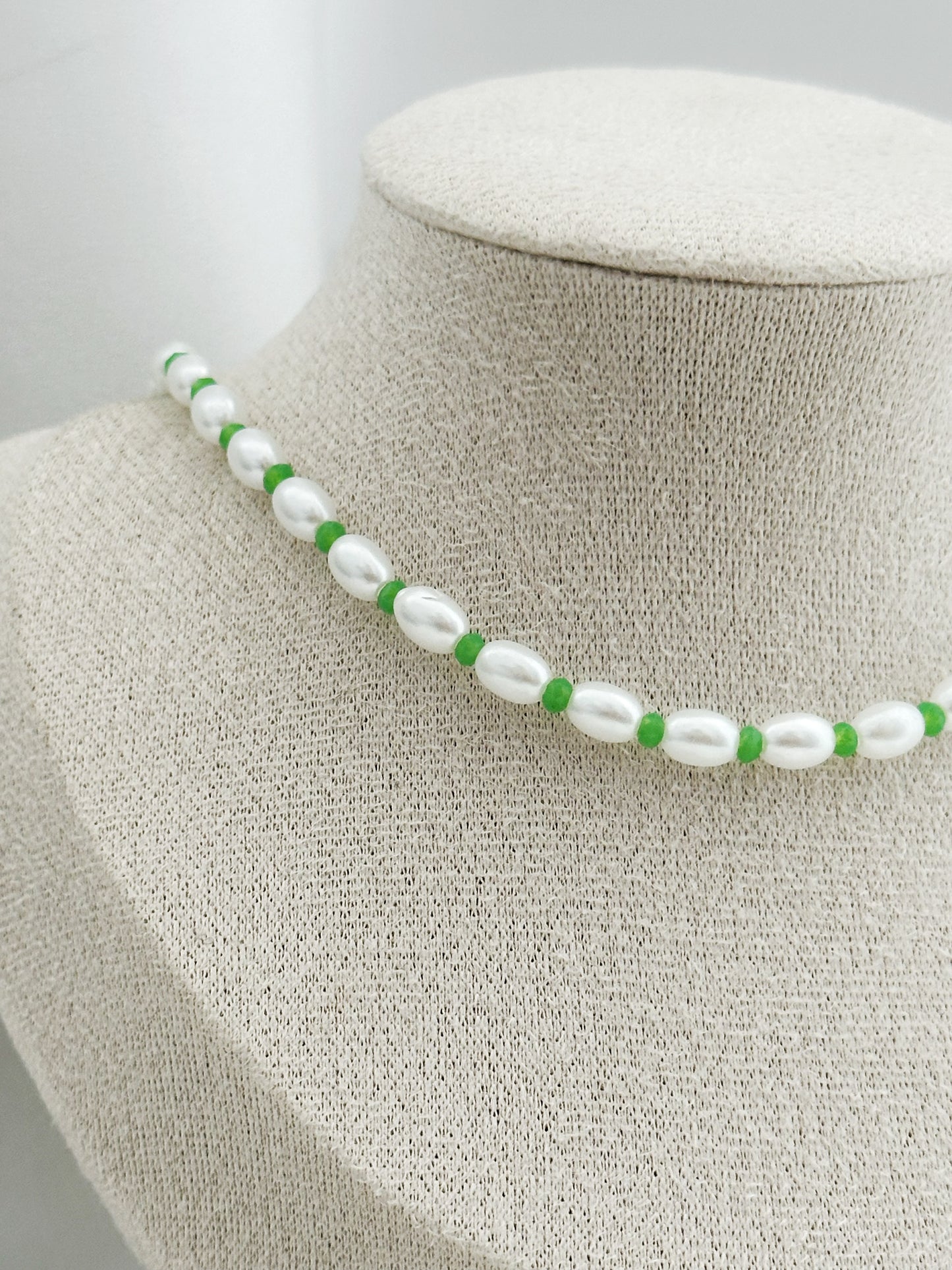 Garden Pearl Kette – Weiße Perlenkette mit grünen Akzenten | Eleganter Perlenschmuck