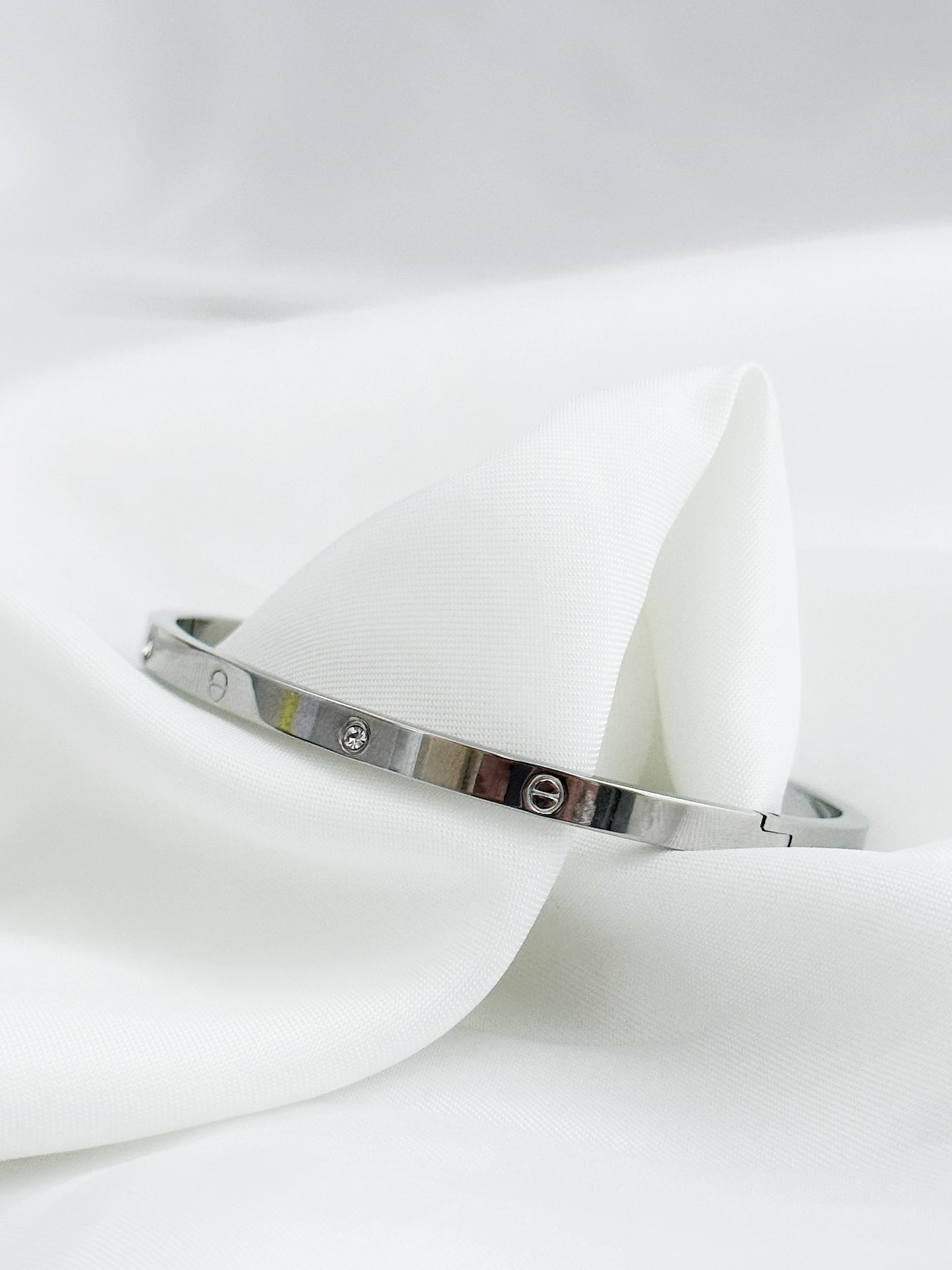 Elia Armreifen aus Edelstahl in Gold – handgemachter Schmuck