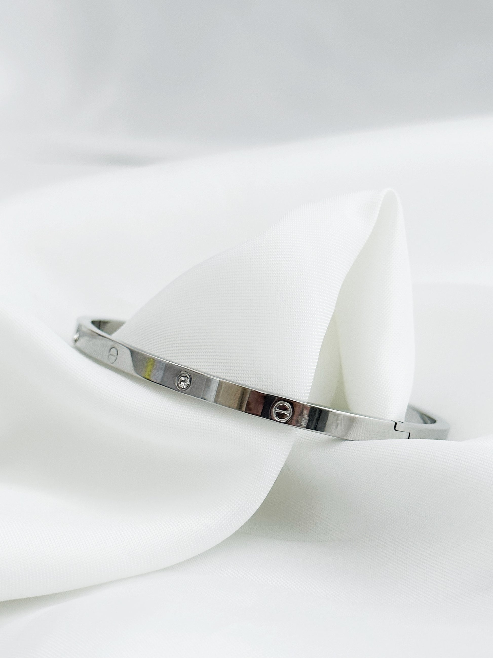 Elia Armreifen aus Edelstahl in Gold – handgemachter Schmuck