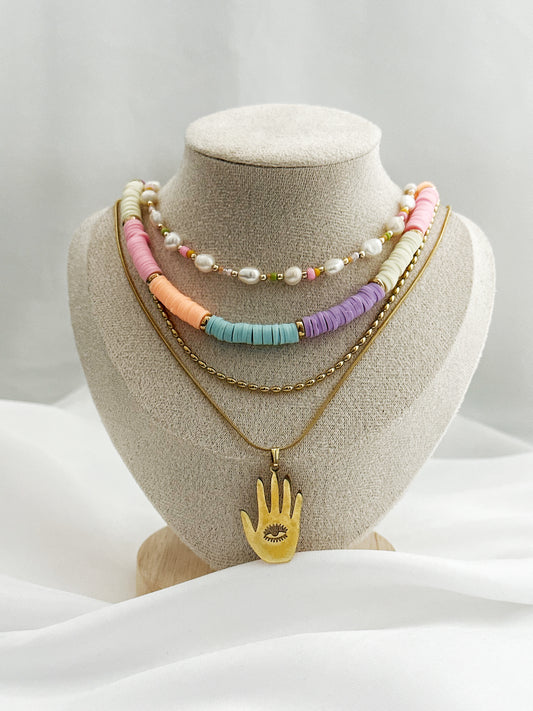 Layering-Schmuckset mit vier Halsketten bestehend aus Süßwasserperlen, bunten Fimo-Perlen, goldener Perlenkette und Hamsa-Anhänger in Gold