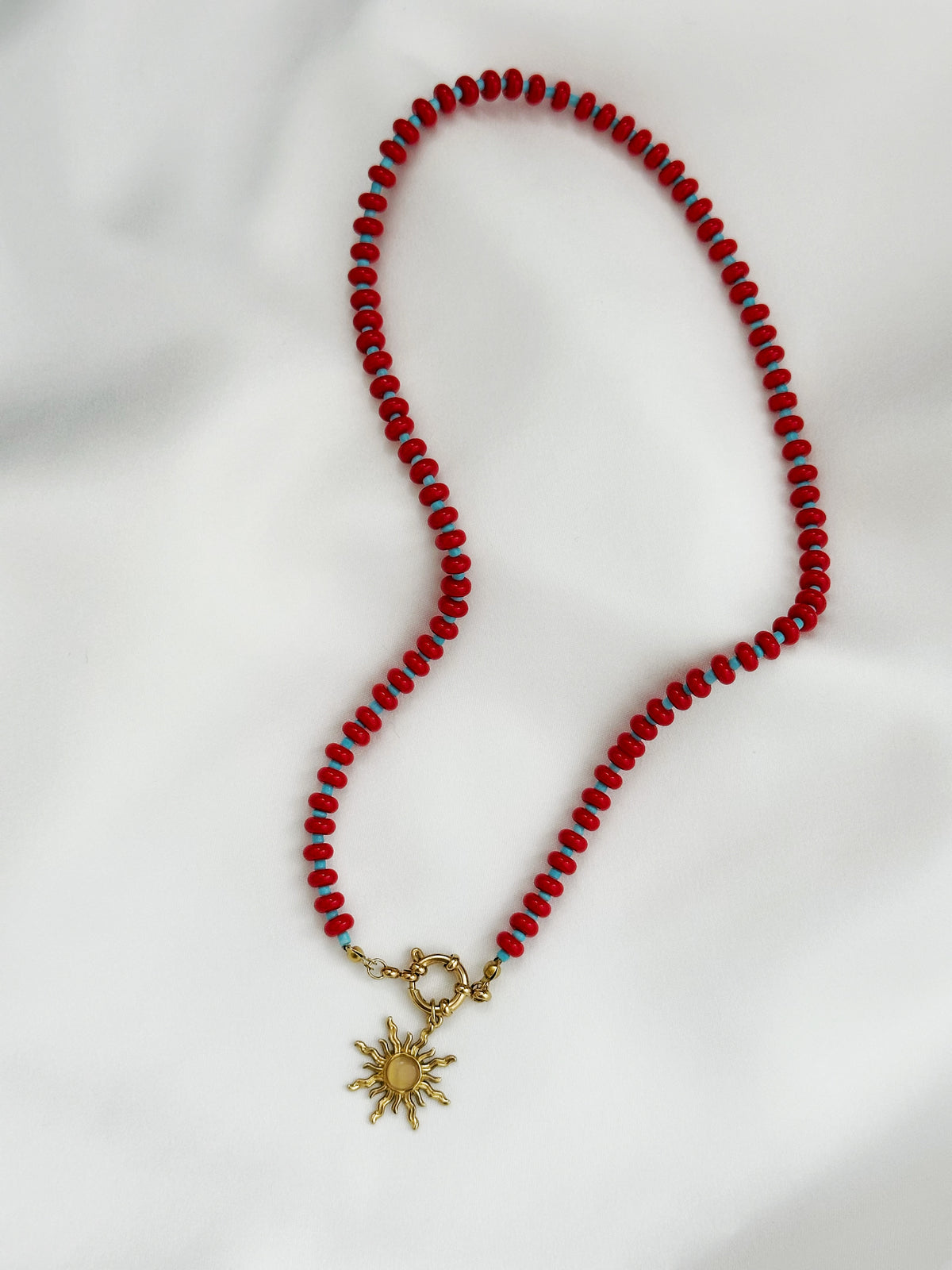 Rote und türkise Perlenkette mit Sonnenanhänger – Statement Kette