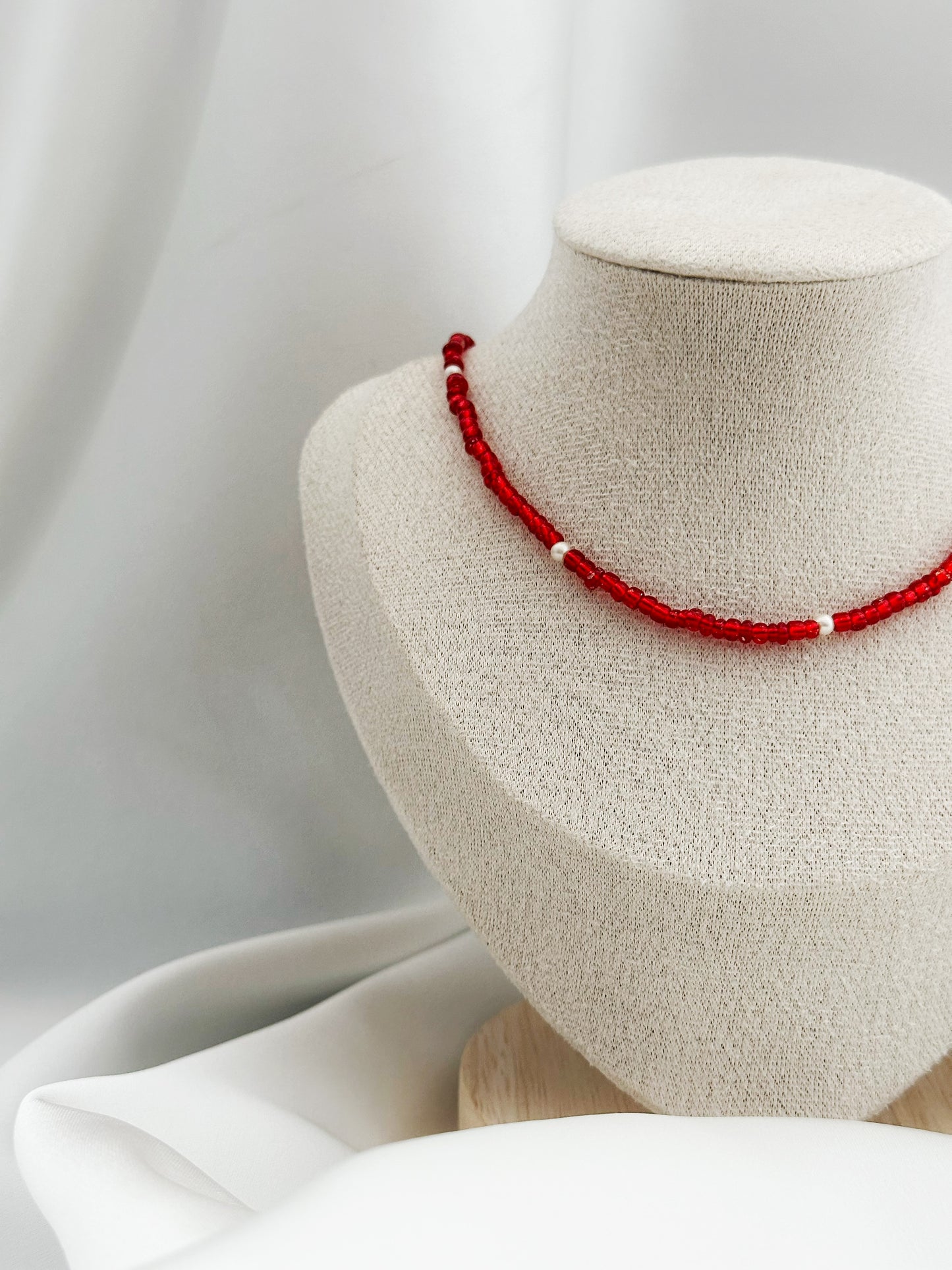 Red Pearl Love Kette – Rote Glasperlenkette mit weißen Akzenten | Choker Halskette Damen
