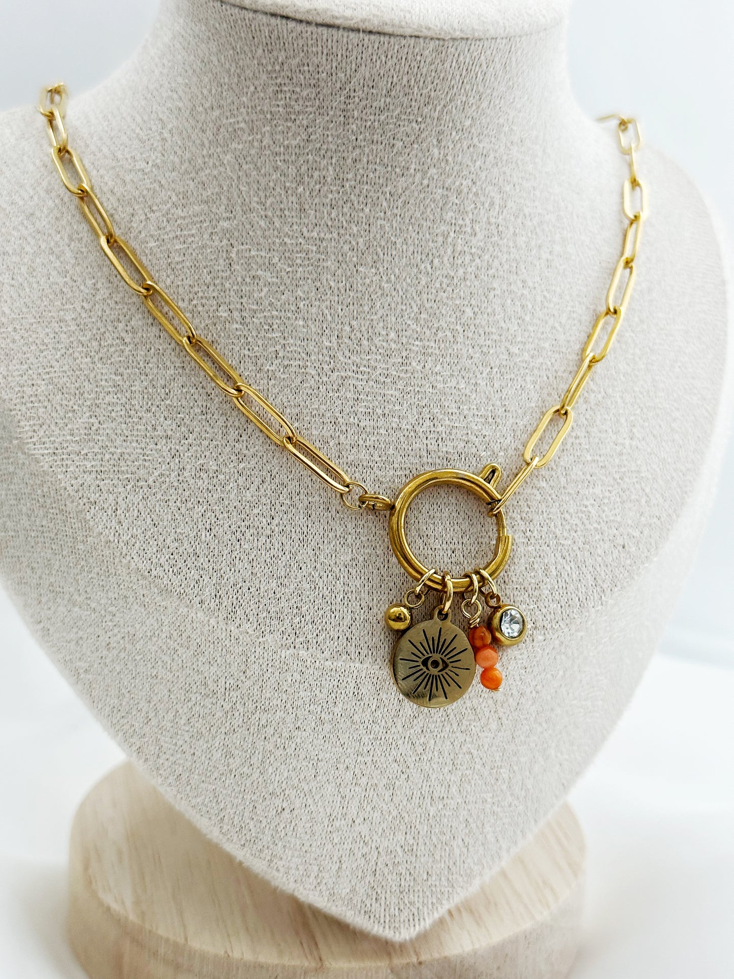 Goldene Edelstahl-Paperclip-Kette mit mittigem Karabiner und vier Anhängern: Kugel, Auge mit Sonnenstrahlen, orange Aventurin-Stack & weißer Stein – 48 cm