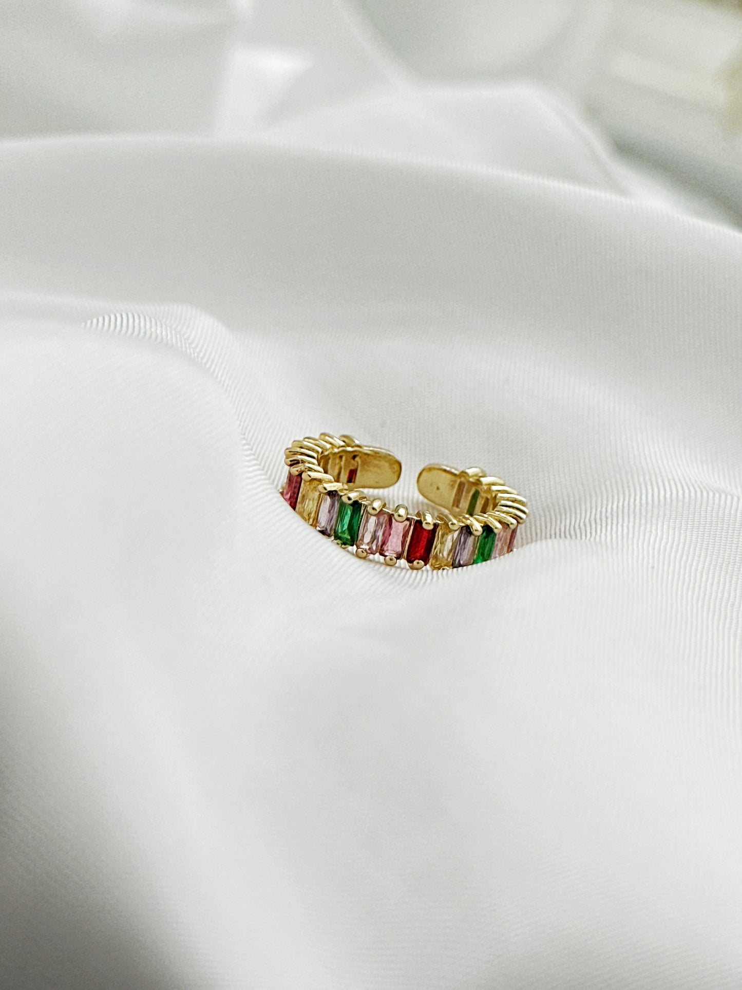 Verstellbarer Ring aus goldfarbenem Edelstahl mit funkelnden bunten Kristallen