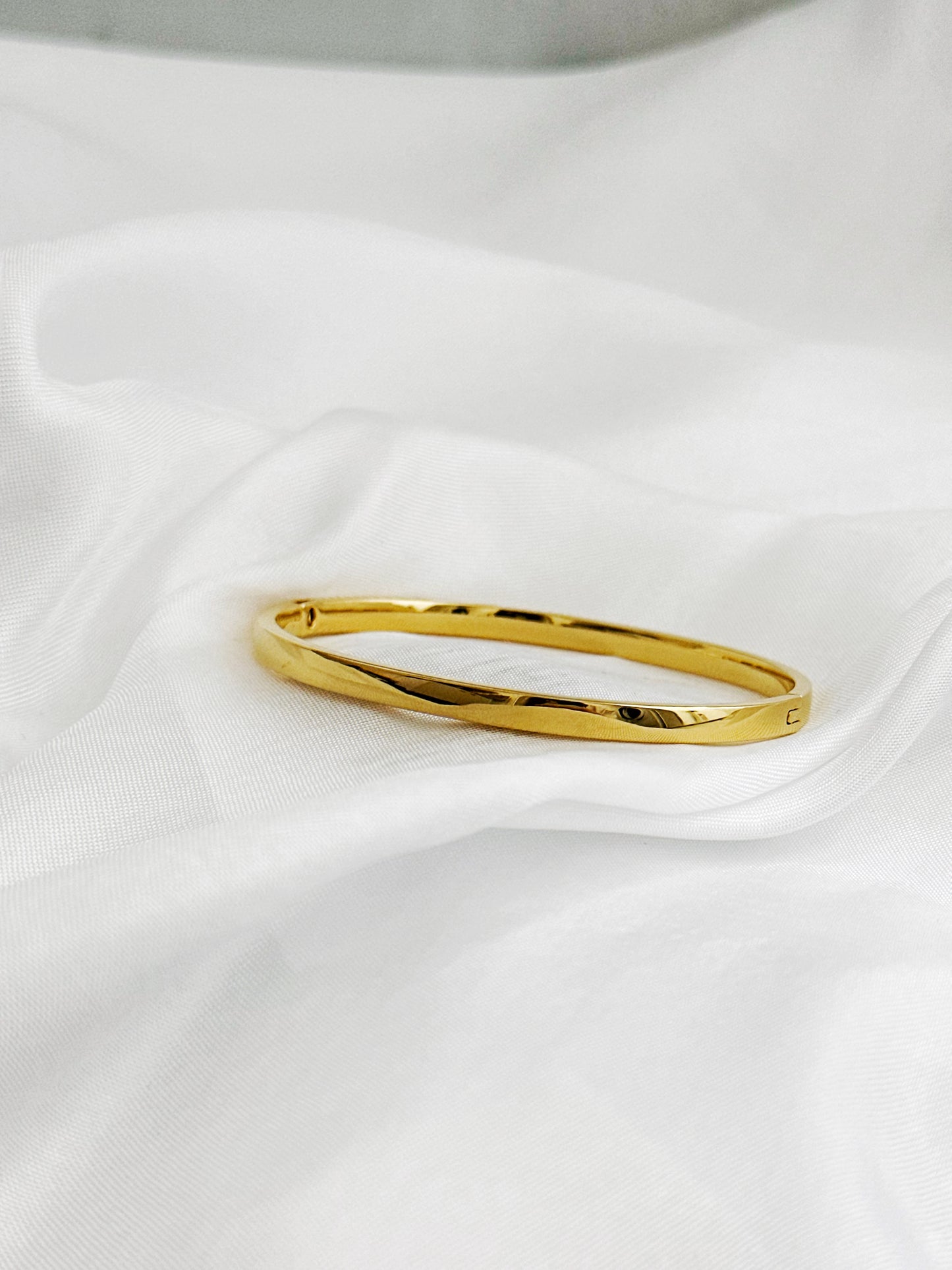 Êclat – Edelstahl Armreif Gold Schlicht – Bangle Armband Wasserfest Damen