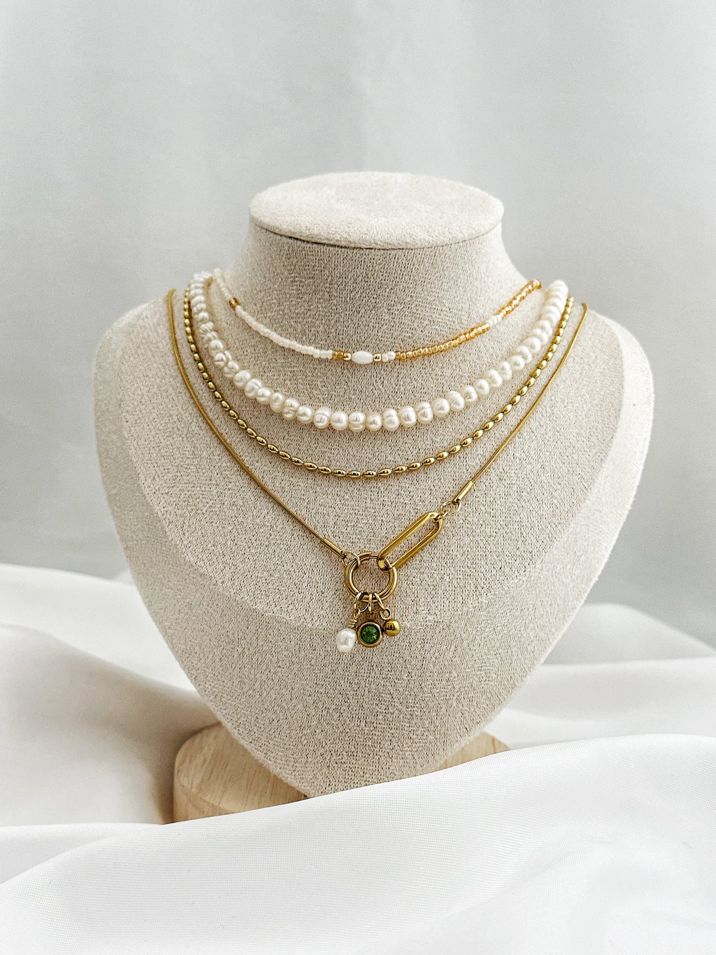 Goldenes Ketten-Layering-Set mit Süßwasserperlen, Perlenkette, Reiskornkette und Charm-Anhänger aus grünem Stein, Perle und goldener Kugel