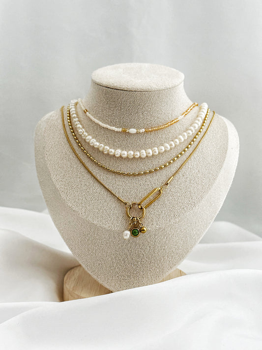 Goldenes Ketten-Layering-Set mit Süßwasserperlen, Perlenkette, Reiskornkette und Charm-Anhänger aus grünem Stein, Perle und goldener Kugel