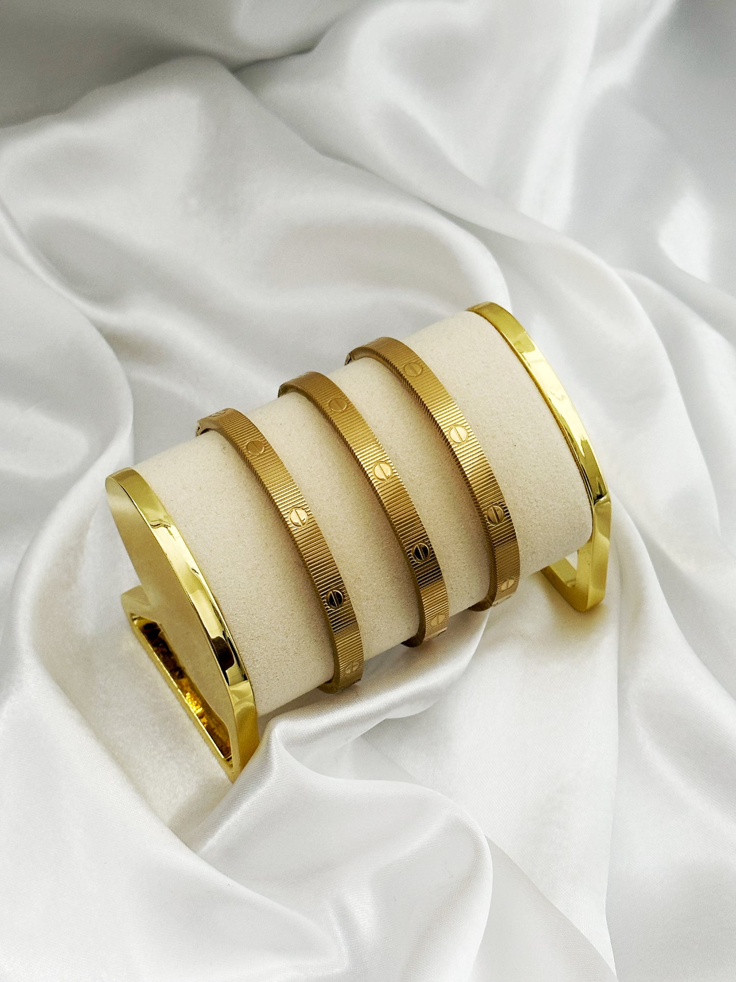 Cleo Bangle – Edelstahl Armreifen Mit Gravur – Handmade Jewelleery