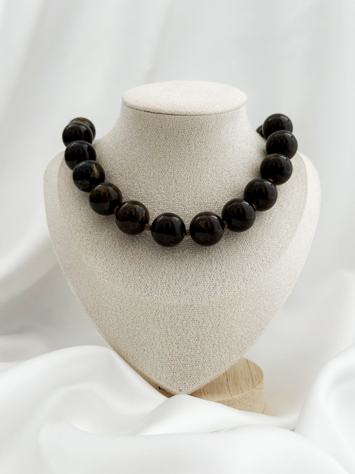Braune Statement-Perlenkette für Damen
Große braune Perlen mit kleinen Zwischenperlen
Braune Perlenkette als Statement Schmuck