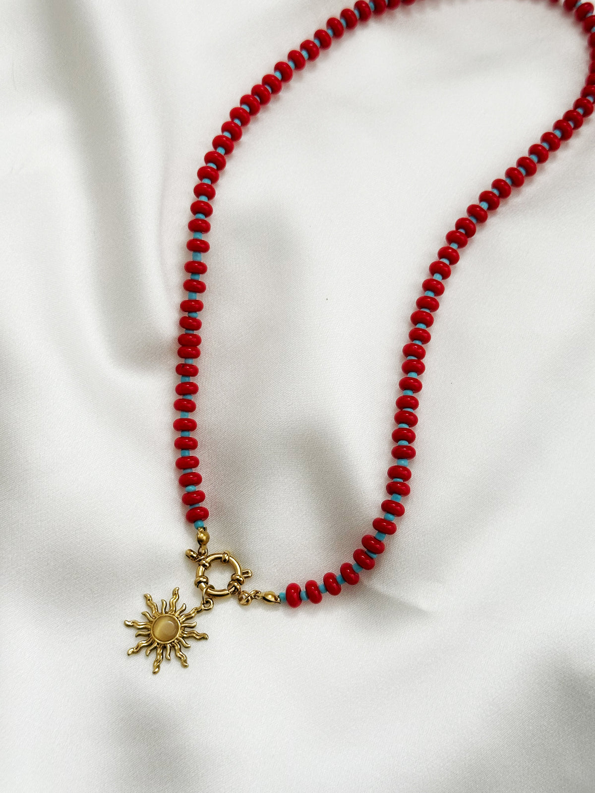 Rote und türkise Perlenkette mit Sonnenanhänger – Statement Kette