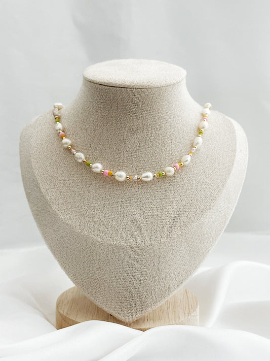Handgefädelte Perlenkette mit echten Süßwasserperlen und bunten Akzenten – 40 + 5 cm lang