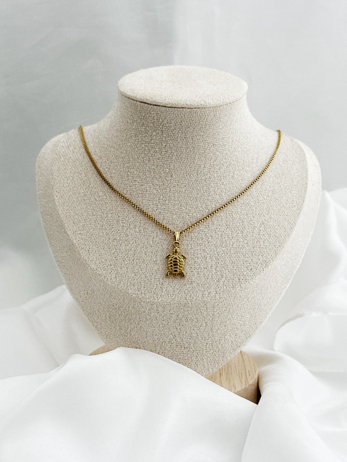 Goldene Edelstahlkette mit Schildkröten-Anhänger, wahlweise in 40+5 cm oder 59 cm Länge