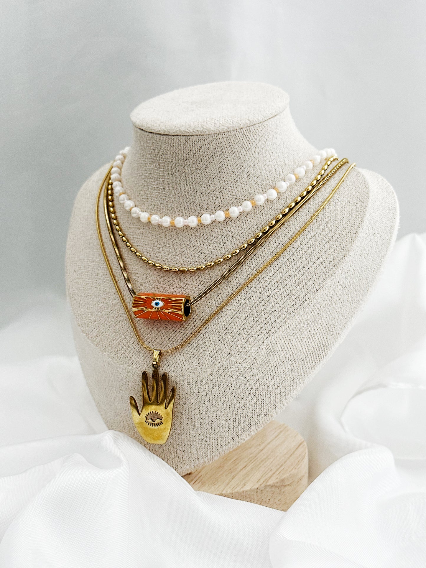 4-teiliges Ketten-Set aus Edelstahl in Gold – Layering Look mit Süßwasserperlen, Nazar-Auge-Anhänger und Hamsa-Hand