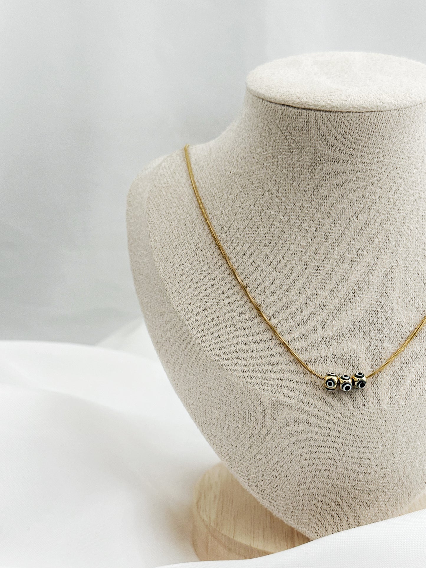 Goldene Edelstahlkette mit drei kleinen Nazar-Augen, fein und elegant, 50 cm Länge