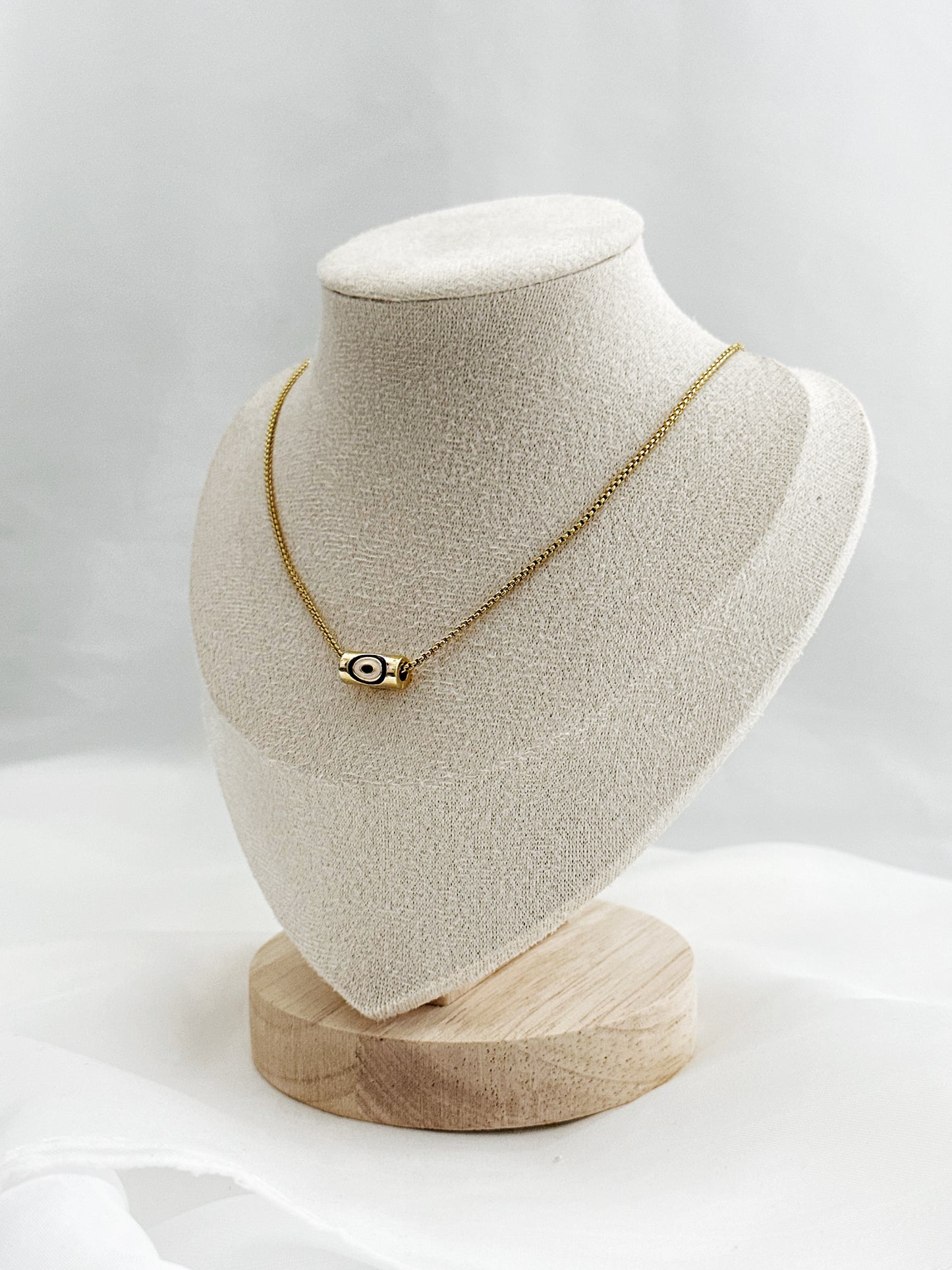 Goldene Edelstahlkette mit waagerechtem Zylinderanhänger und Nazar Auge – 45 cm, modern und symbolisch