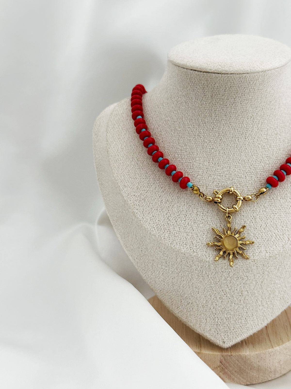 Rote und türkise Perlenkette mit Sonnenanhänger – Statement Kette
