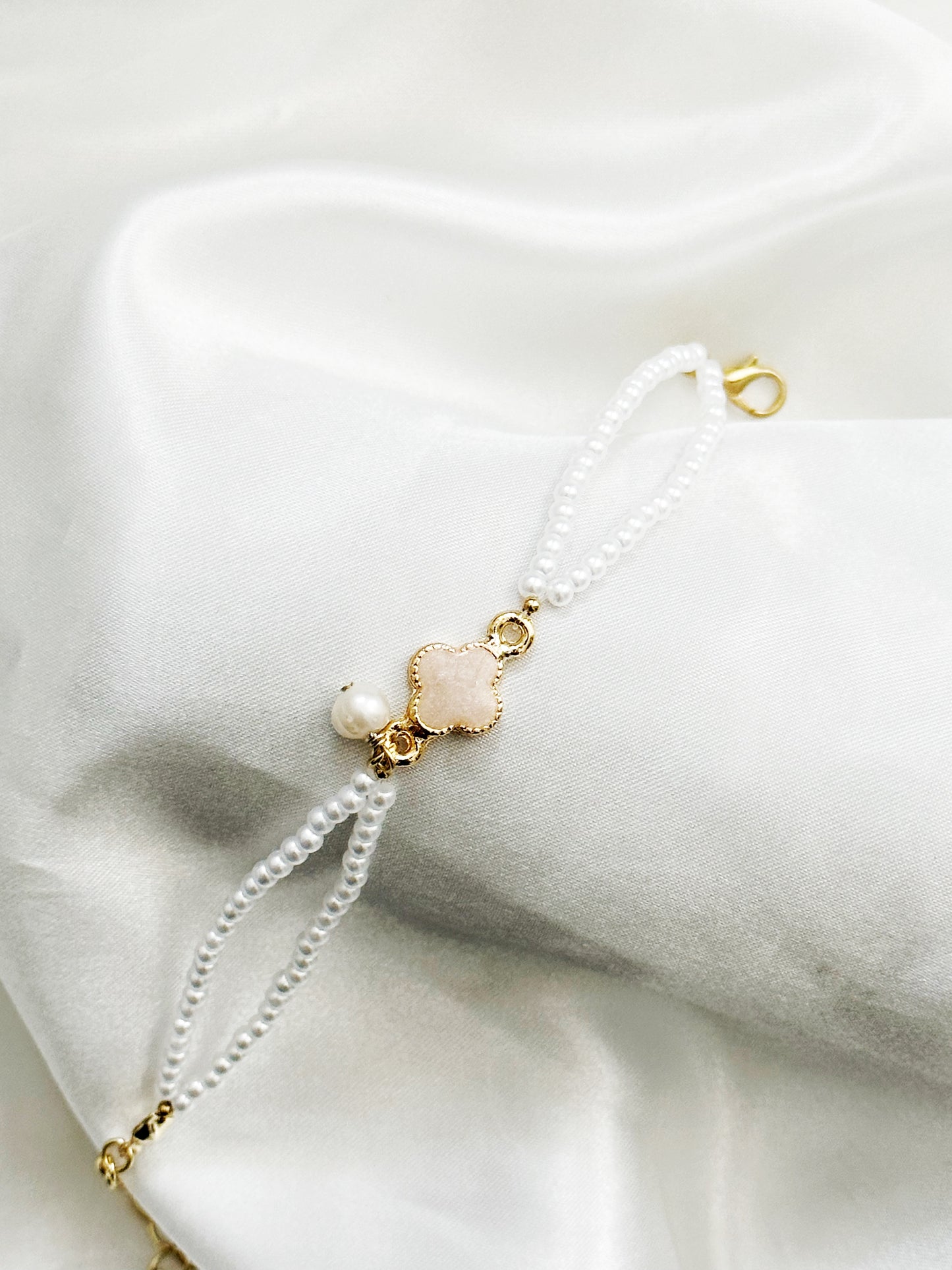 Perlenarmband mit rosa Kleeblatt & Perlenanhänger – Glücksarmband für Damen – Zart & Elegant