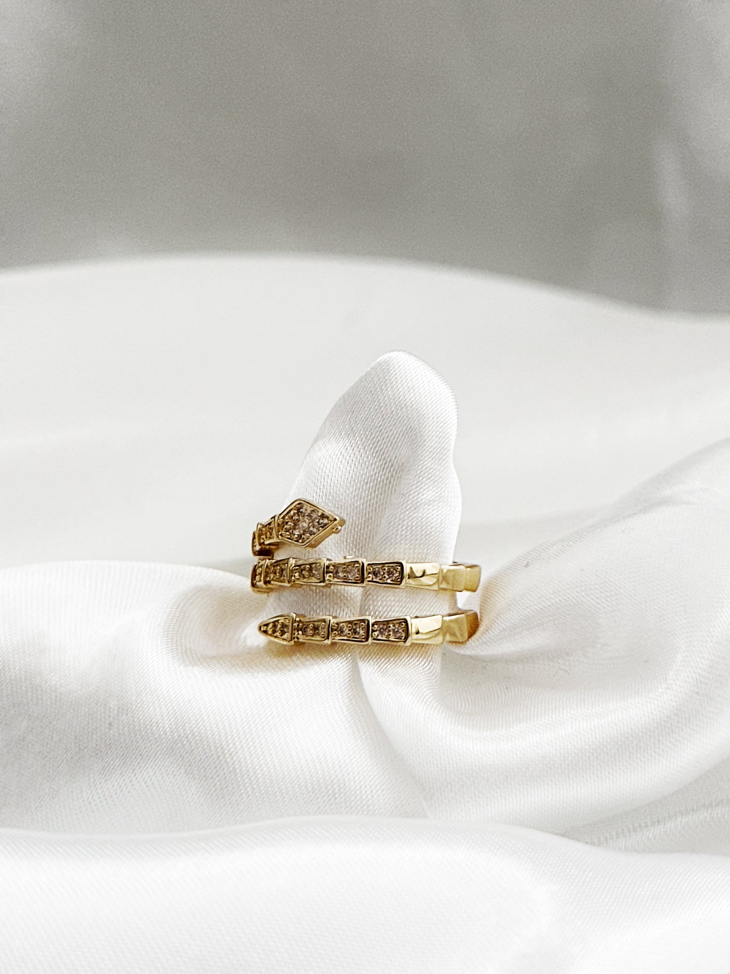 Vyra - Der verstellbare Ring in Schlangenoptik