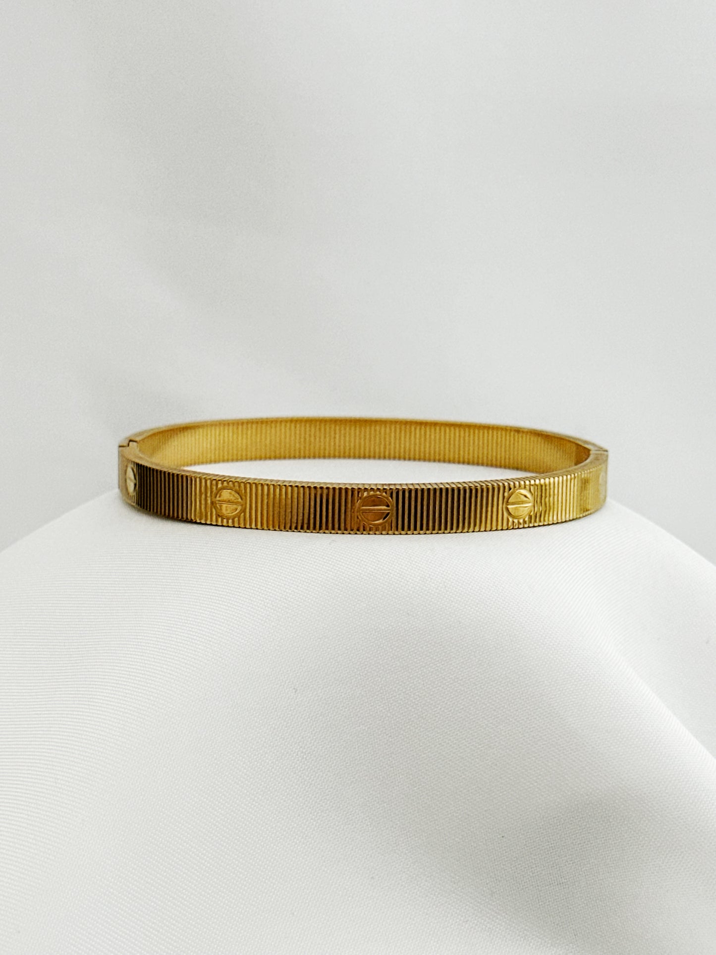 Cleo Bangle – Edelstahl Armreifen Mit Gravur – Handmade Jewelleery